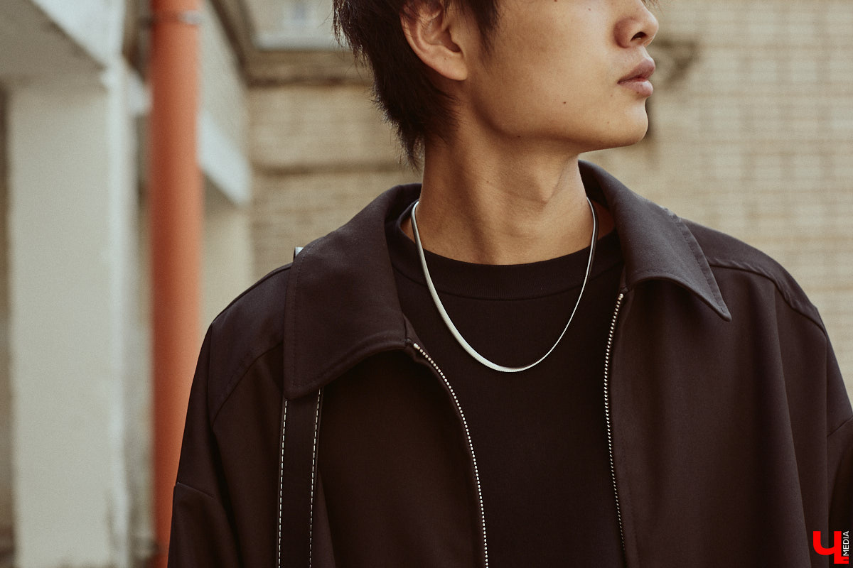 Хуэйбинь Тянь, или по-русски Артем, — стильный молодой человек. Студент из Китая умеет составлять образы на каждый день, цепляющие взгляд. Они простые, без излишеств, при этом парень умудряется выглядеть как модель с обложки глянцевого журнала. «Ключ-Медиа» убедился в этом на съемке для своей постоянной рубрики.