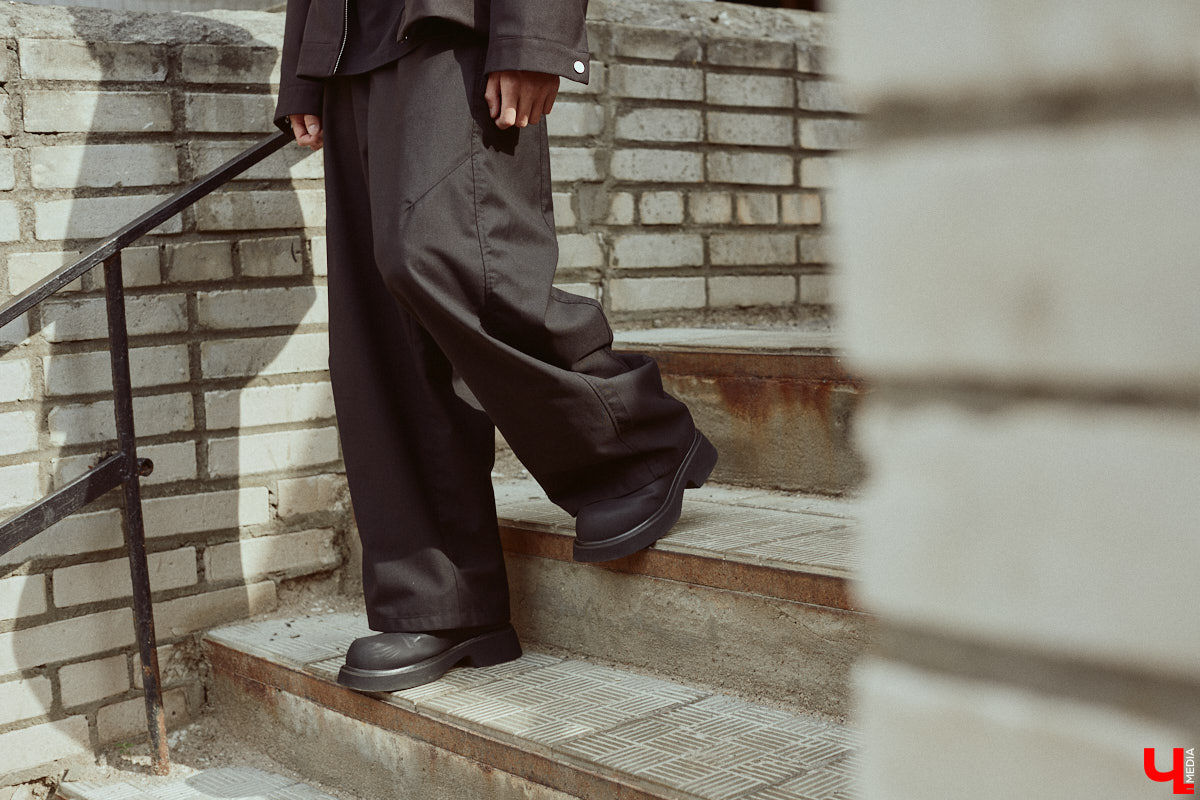 Хуэйбинь Тянь, или по-русски Артем, — стильный молодой человек. Студент из Китая умеет составлять образы на каждый день, цепляющие взгляд. Они простые, без излишеств, при этом парень умудряется выглядеть как модель с обложки глянцевого журнала. «Ключ-Медиа» убедился в этом на съемке для своей постоянной рубрики.