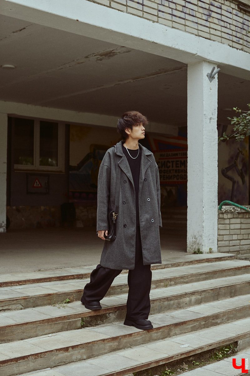 Хуэйбинь Тянь, или по-русски Артем, — стильный молодой человек. Студент из Китая умеет составлять образы на каждый день, цепляющие взгляд. Они простые, без излишеств, при этом парень умудряется выглядеть как модель с обложки глянцевого журнала. «Ключ-Медиа» убедился в этом на съемке для своей постоянной рубрики.