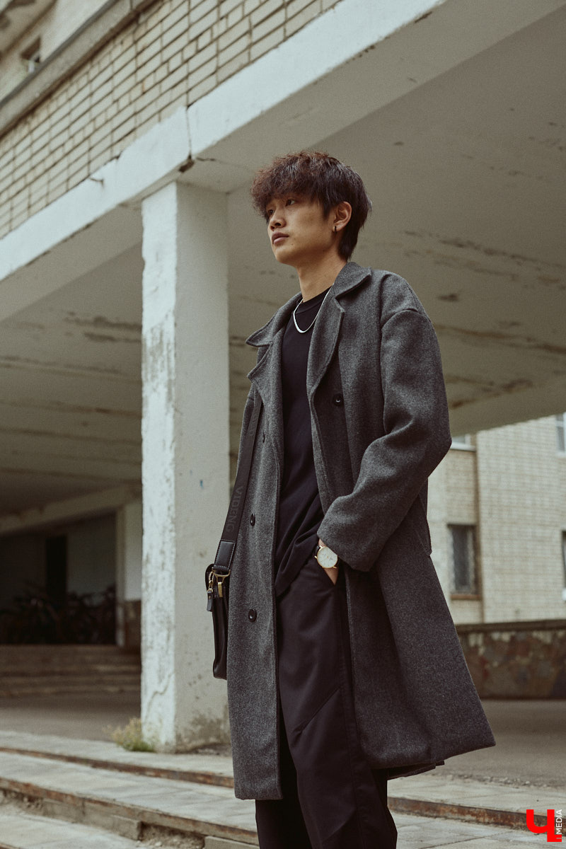 Хуэйбинь Тянь, или по-русски Артем, — стильный молодой человек. Студент из Китая умеет составлять образы на каждый день, цепляющие взгляд. Они простые, без излишеств, при этом парень умудряется выглядеть как модель с обложки глянцевого журнала. «Ключ-Медиа» убедился в этом на съемке для своей постоянной рубрики.