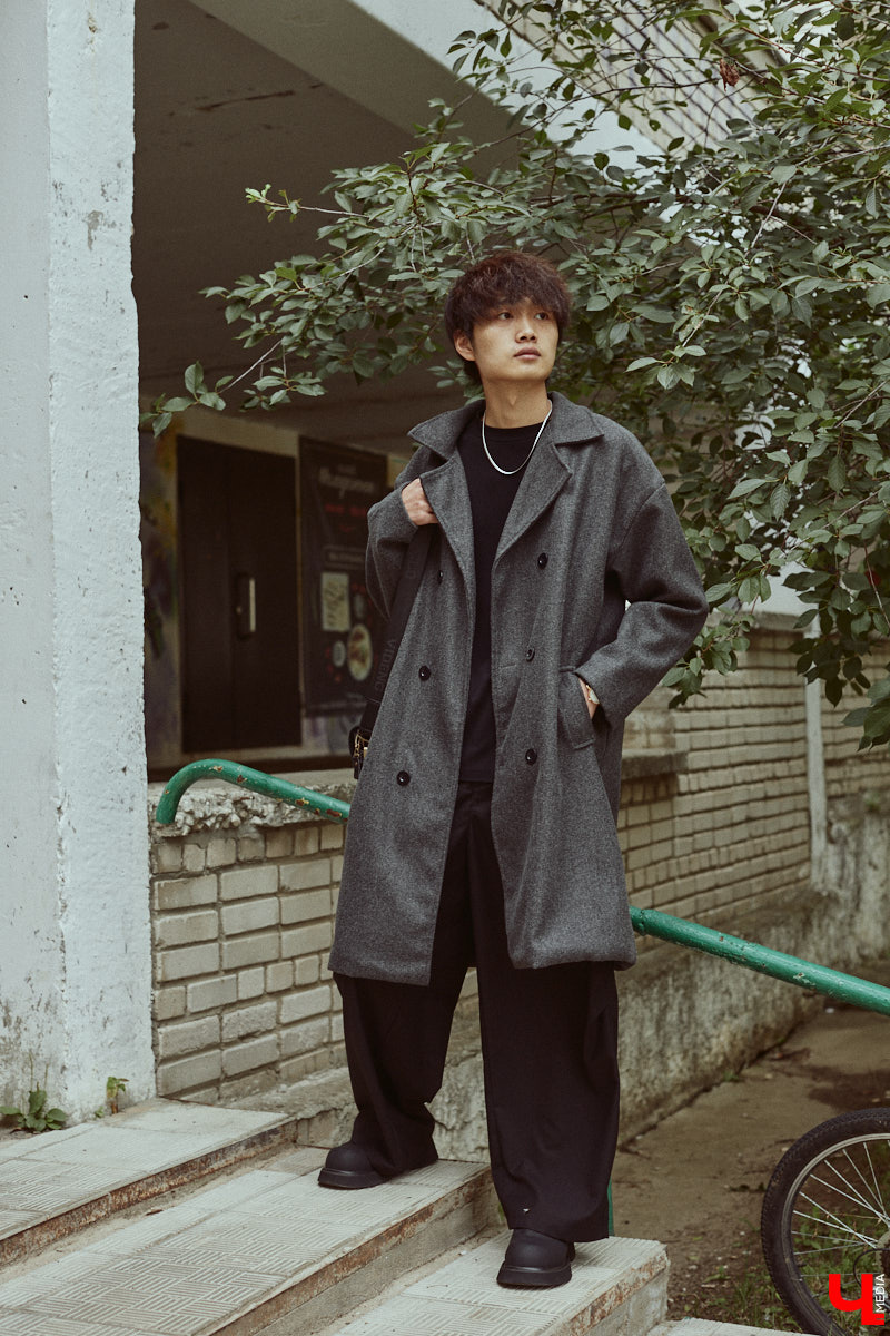 Хуэйбинь Тянь, или по-русски Артем, — стильный молодой человек. Студент из Китая умеет составлять образы на каждый день, цепляющие взгляд. Они простые, без излишеств, при этом парень умудряется выглядеть как модель с обложки глянцевого журнала. «Ключ-Медиа» убедился в этом на съемке для своей постоянной рубрики.