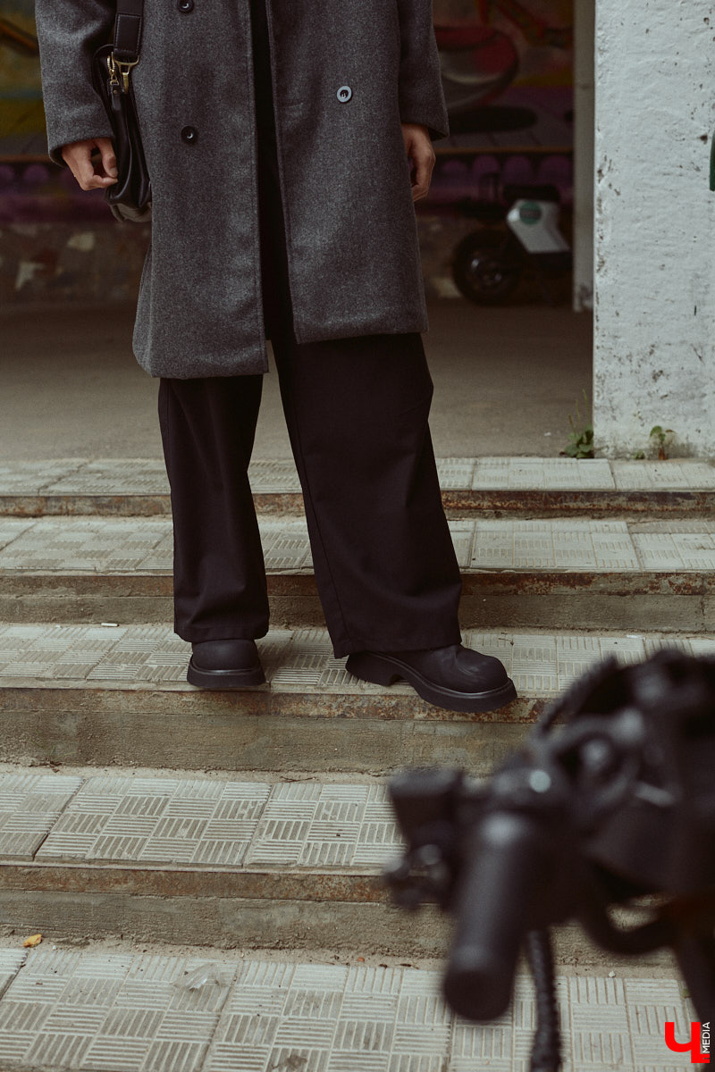 Хуэйбинь Тянь, или по-русски Артем, — стильный молодой человек. Студент из Китая умеет составлять образы на каждый день, цепляющие взгляд. Они простые, без излишеств, при этом парень умудряется выглядеть как модель с обложки глянцевого журнала. «Ключ-Медиа» убедился в этом на съемке для своей постоянной рубрики.