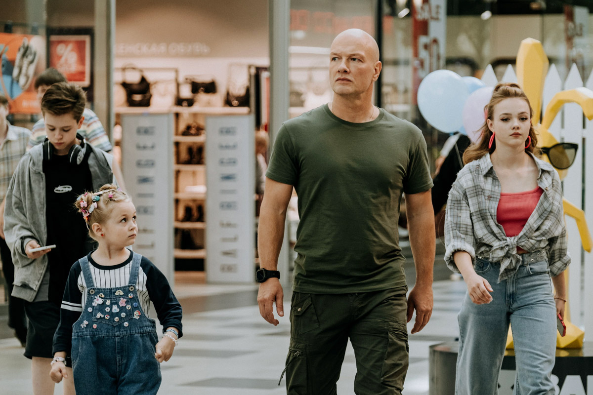 17-летняя актриса Мария Абрамова из Владимира вновь покоряет мир отечественного кино! На этот раз она стала частью комедии «Лысый нянь». Компанию ей составила звезда сериалов «Лихач» и «Мажор» Никита Панфилов. Новый проект выйдет на большие экраны 13 ноября.