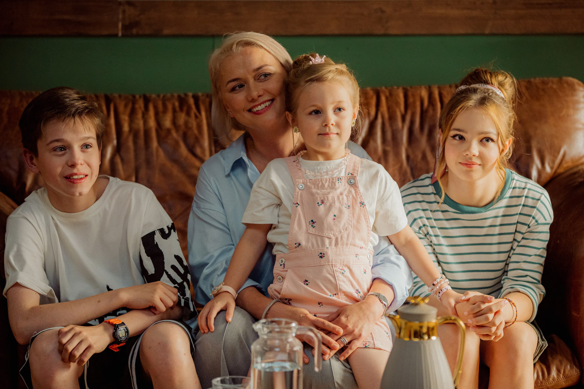 17-летняя актриса Мария Абрамова из Владимира вновь покоряет мир отечественного кино! На этот раз она стала частью комедии «Лысый нянь». Компанию ей составила звезда сериалов «Лихач» и «Мажор» Никита Панфилов. Новый проект выйдет на большие экраны 13 ноября.