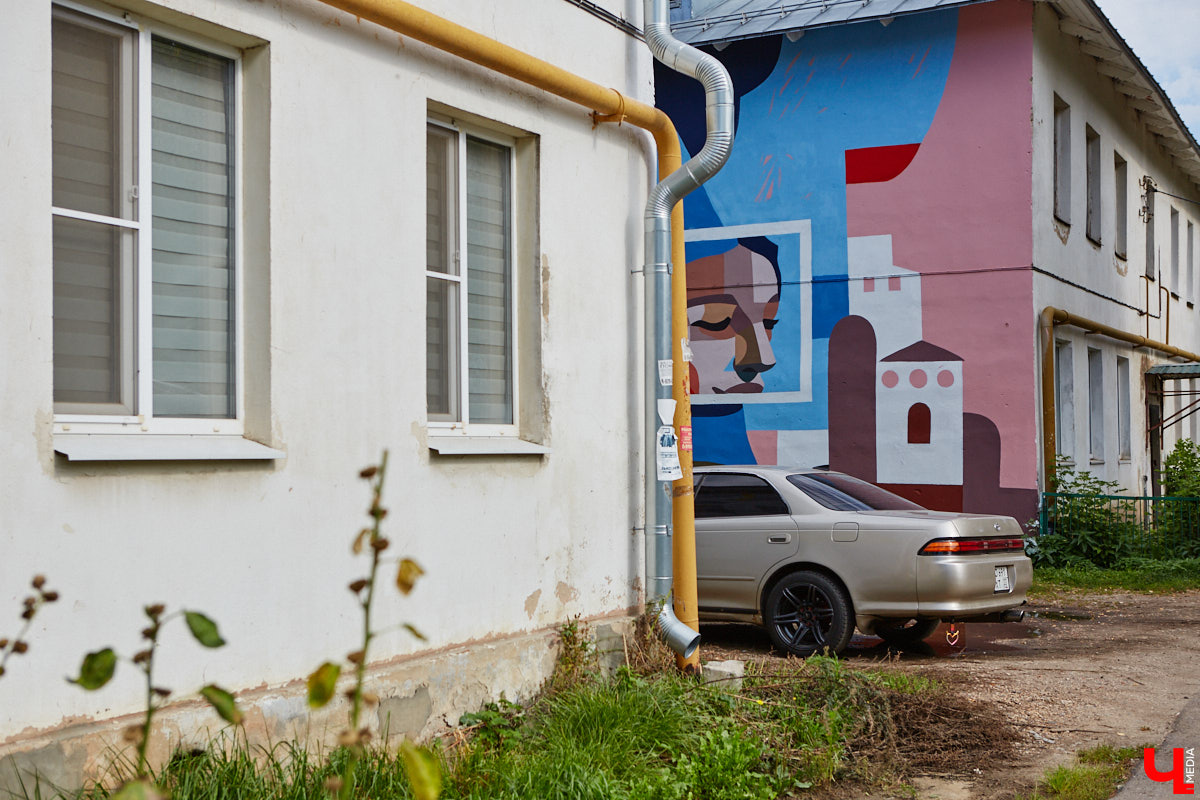 Городская галерея под открытым небом пополнилась свежими работами, а это значит, что во Владимире состоялся фестиваль уличного искусства. В этом году «Загфесту» пять лет. Юбилейное арт-событие прошло ярко: красками заиграли вдвое больше фасадов, чем обычно. Новые произведения от художников из разных уголков страны собрали в нашем фоторепортаже!