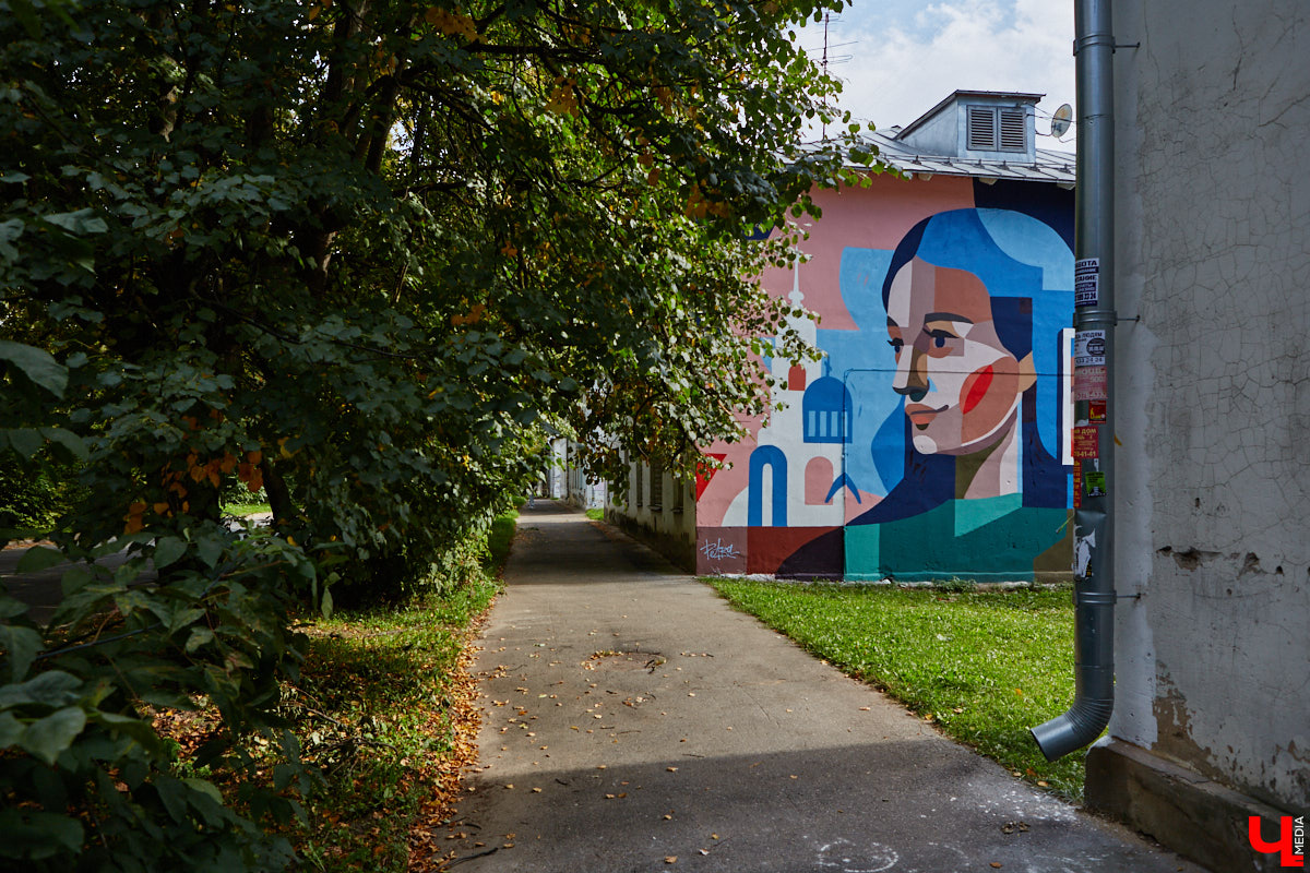 Городская галерея под открытым небом пополнилась свежими работами, а это значит, что во Владимире состоялся фестиваль уличного искусства. В этом году «Загфесту» пять лет. Юбилейное арт-событие прошло ярко: красками заиграли вдвое больше фасадов, чем обычно. Новые произведения от художников из разных уголков страны собрали в нашем фоторепортаже!