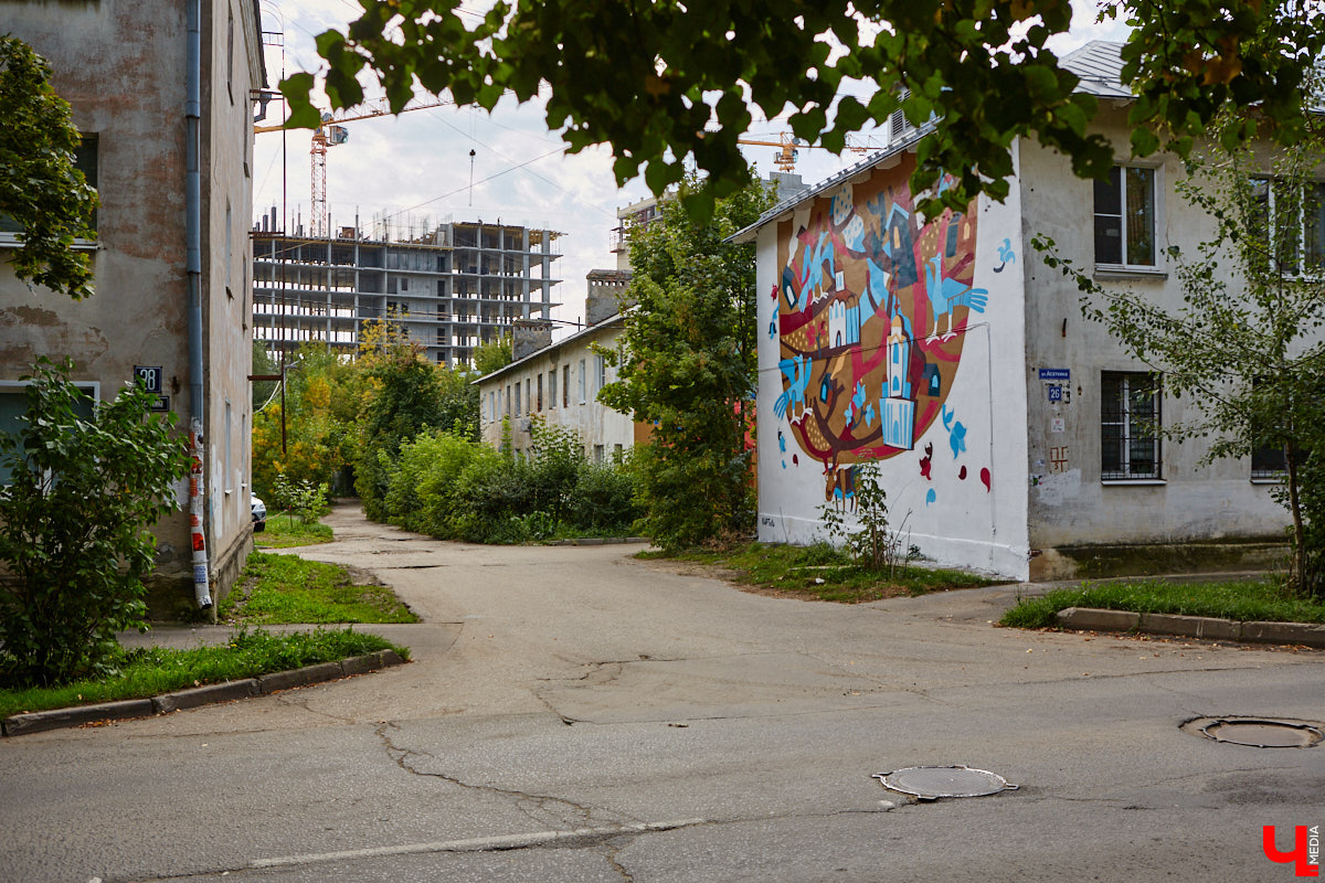 Городская галерея под открытым небом пополнилась свежими работами, а это значит, что во Владимире состоялся фестиваль уличного искусства. В этом году «Загфесту» пять лет. Юбилейное арт-событие прошло ярко: красками заиграли вдвое больше фасадов, чем обычно. Новые произведения от художников из разных уголков страны собрали в нашем фоторепортаже!
