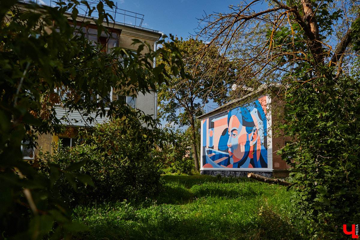 Городская галерея под открытым небом пополнилась свежими работами, а это значит, что во Владимире состоялся фестиваль уличного искусства. В этом году «Загфесту» пять лет. Юбилейное арт-событие прошло ярко: красками заиграли вдвое больше фасадов, чем обычно. Новые произведения от художников из разных уголков страны собрали в нашем фоторепортаже!