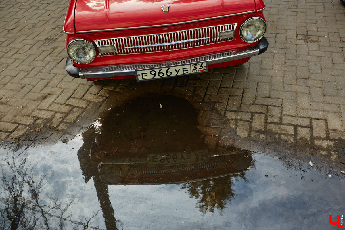 Артем Зинин коллекционирует советские запорожцы разных лет выпуска. Сейчас у него четыре легендарных автомобиля. Как минимум два из них он постоянно эксплуатирует. Длина пути не смущает: на малолитражках владимирец путешествовал в Крым, а в этом году доехал до Минска. И везде его машины с ревущим мотором в центре внимания.