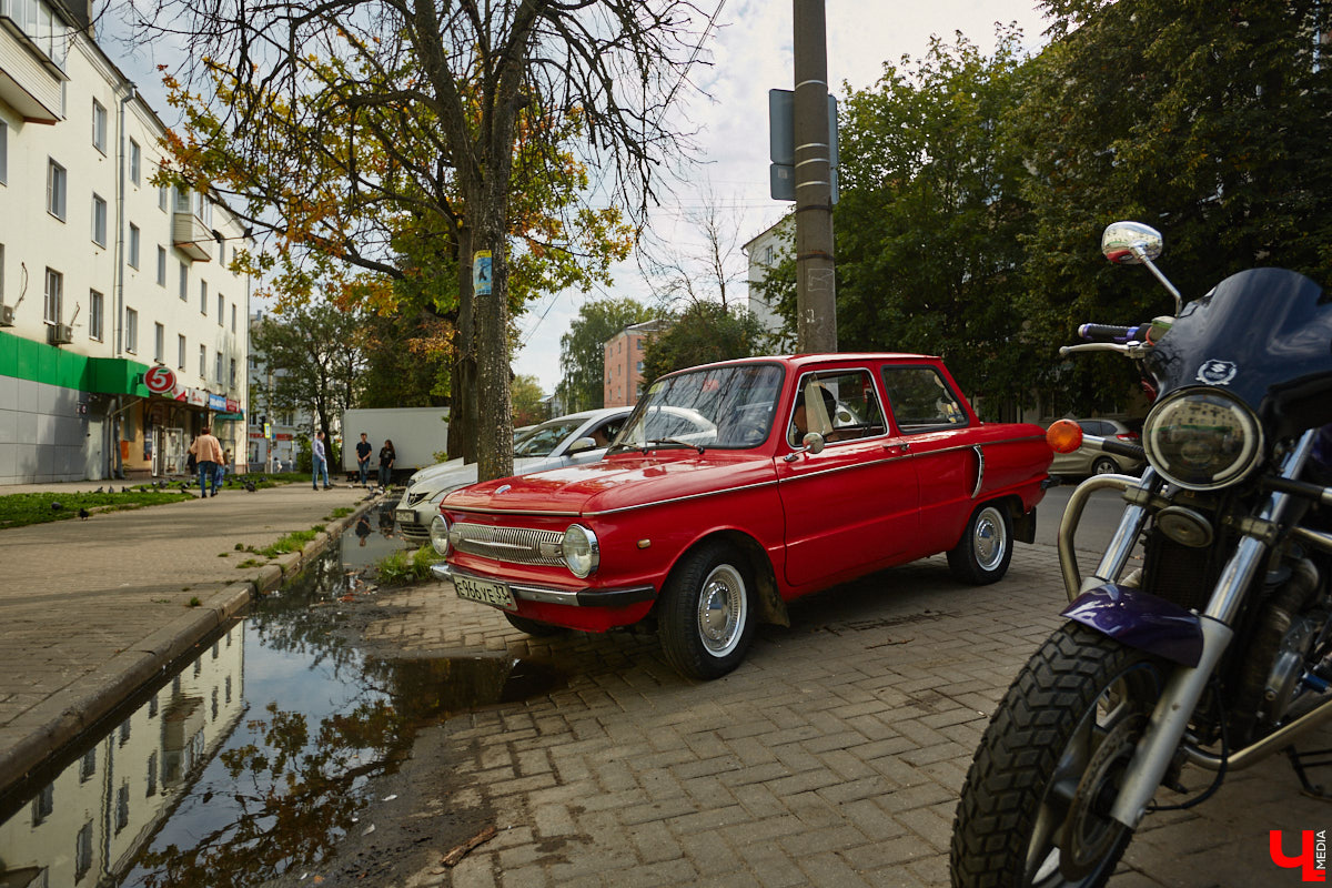 Артем Зинин коллекционирует советские запорожцы разных лет выпуска. Сейчас у него четыре легендарных автомобиля. Как минимум два из них он постоянно эксплуатирует. Длина пути не смущает: на малолитражках владимирец путешествовал в Крым, а в этом году доехал до Минска. И везде его машины с ревущим мотором в центре внимания.