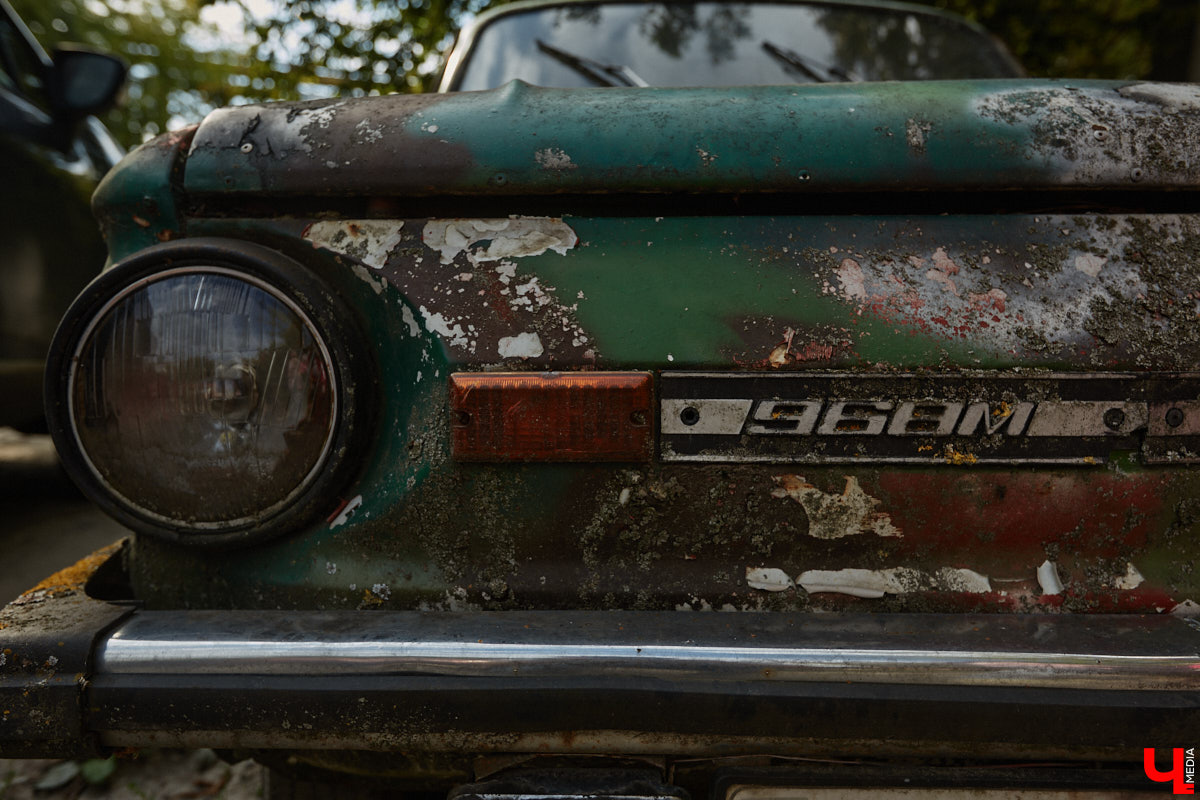 Артем Зинин коллекционирует советские запорожцы разных лет выпуска. Сейчас у него четыре легендарных автомобиля. Как минимум два из них он постоянно эксплуатирует. Длина пути не смущает: на малолитражках владимирец путешествовал в Крым, а в этом году доехал до Минска. И везде его машины с ревущим мотором в центре внимания.