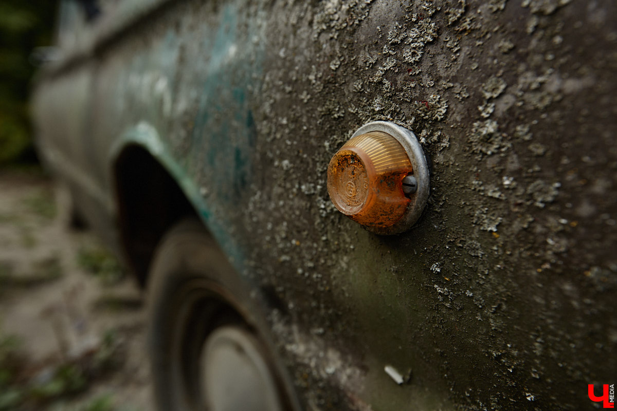 Артем Зинин коллекционирует советские запорожцы разных лет выпуска. Сейчас у него четыре легендарных автомобиля. Как минимум два из них он постоянно эксплуатирует. Длина пути не смущает: на малолитражках владимирец путешествовал в Крым, а в этом году доехал до Минска. И везде его машины с ревущим мотором в центре внимания.