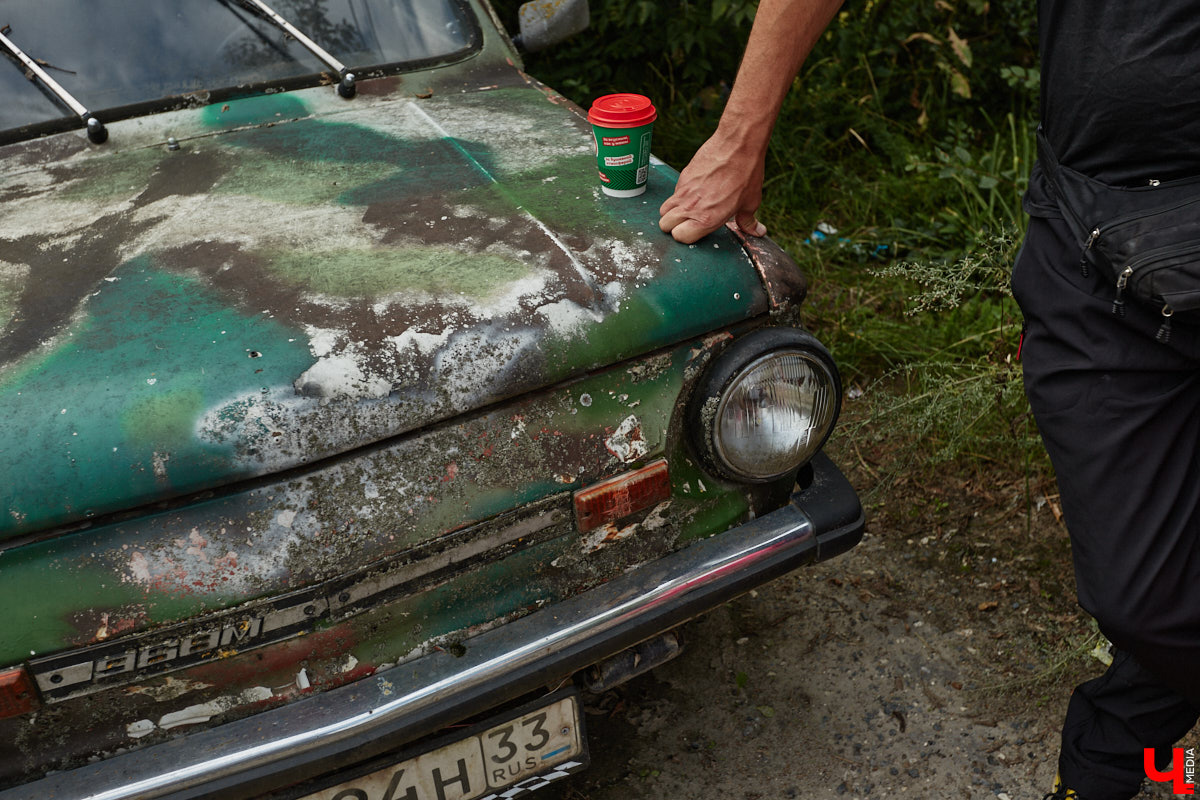 Артем Зинин коллекционирует советские запорожцы разных лет выпуска. Сейчас у него четыре легендарных автомобиля. Как минимум два из них он постоянно эксплуатирует. Длина пути не смущает: на малолитражках владимирец путешествовал в Крым, а в этом году доехал до Минска. И везде его машины с ревущим мотором в центре внимания.