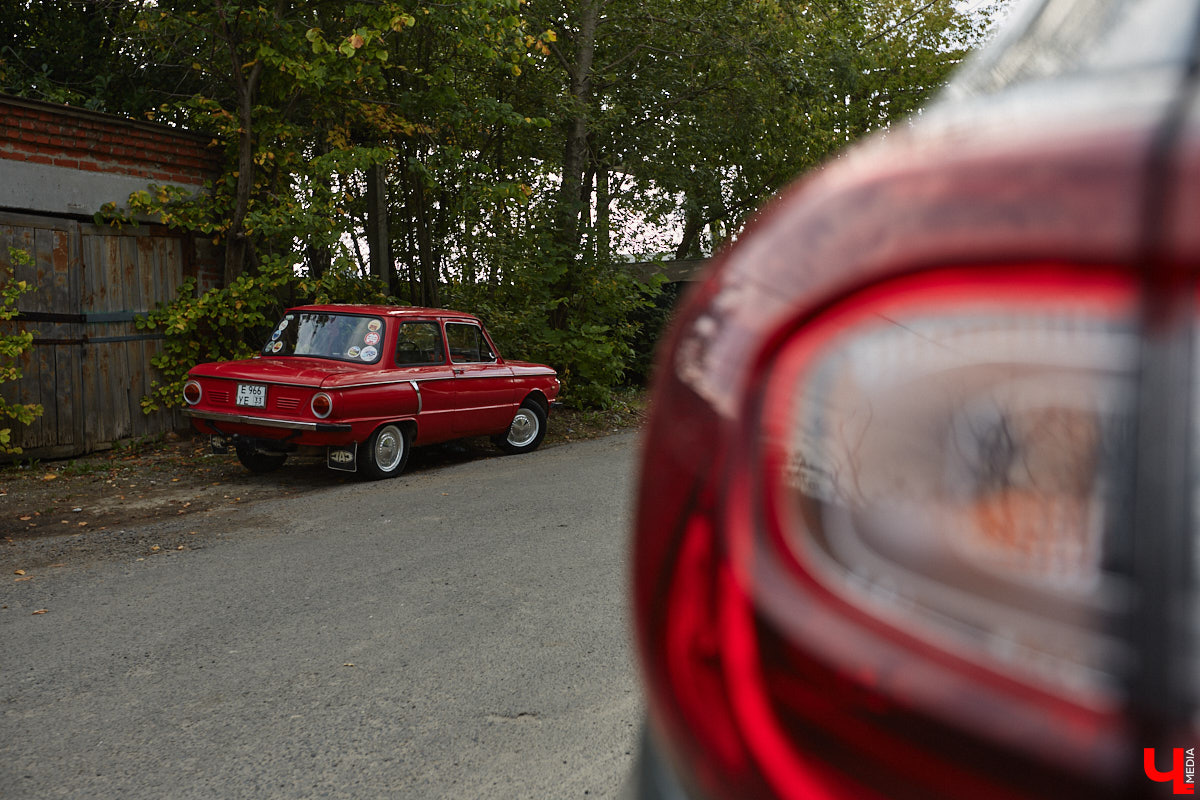 Артем Зинин коллекционирует советские запорожцы разных лет выпуска. Сейчас у него четыре легендарных автомобиля. Как минимум два из них он постоянно эксплуатирует. Длина пути не смущает: на малолитражках владимирец путешествовал в Крым, а в этом году доехал до Минска. И везде его машины с ревущим мотором в центре внимания.