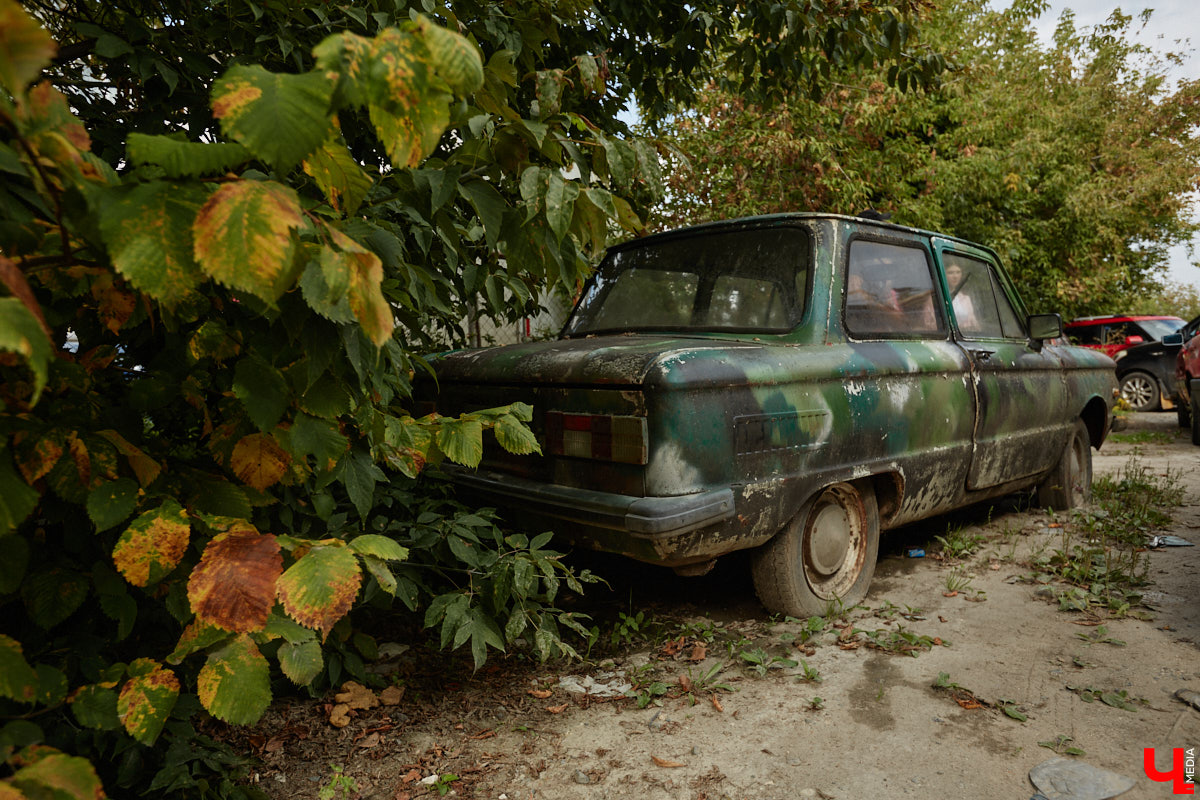 Артем Зинин коллекционирует советские запорожцы разных лет выпуска. Сейчас у него четыре легендарных автомобиля. Как минимум два из них он постоянно эксплуатирует. Длина пути не смущает: на малолитражках владимирец путешествовал в Крым, а в этом году доехал до Минска. И везде его машины с ревущим мотором в центре внимания.
