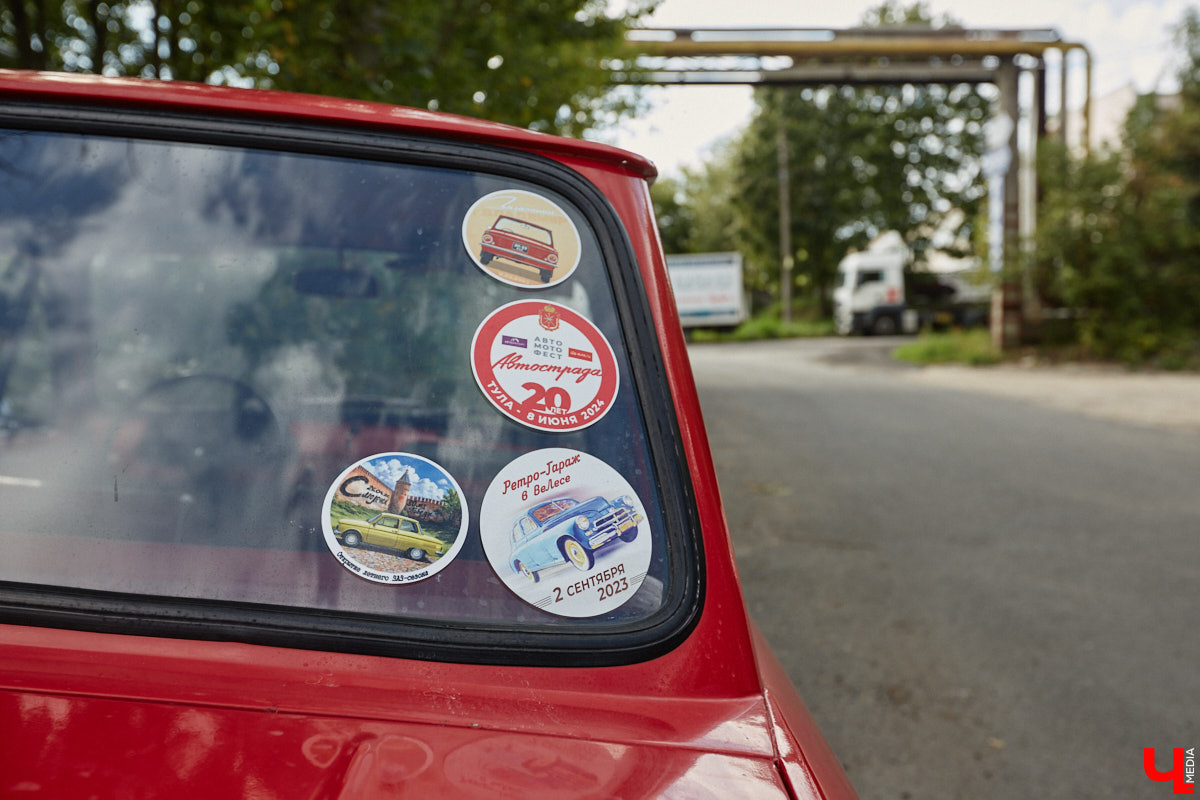 Артем Зинин коллекционирует советские запорожцы разных лет выпуска. Сейчас у него четыре легендарных автомобиля. Как минимум два из них он постоянно эксплуатирует. Длина пути не смущает: на малолитражках владимирец путешествовал в Крым, а в этом году доехал до Минска. И везде его машины с ревущим мотором в центре внимания.