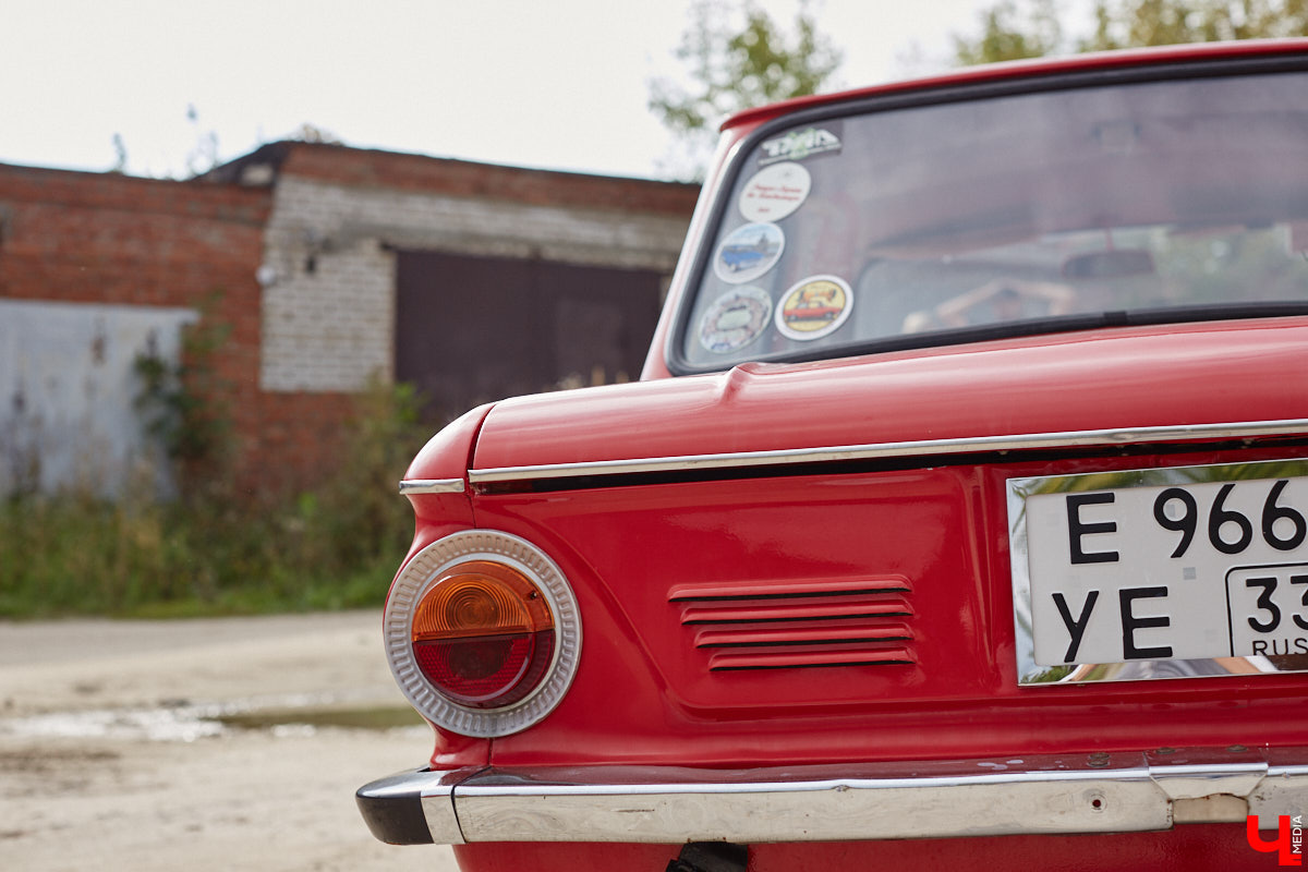 Артем Зинин коллекционирует советские запорожцы разных лет выпуска. Сейчас у него четыре легендарных автомобиля. Как минимум два из них он постоянно эксплуатирует. Длина пути не смущает: на малолитражках владимирец путешествовал в Крым, а в этом году доехал до Минска. И везде его машины с ревущим мотором в центре внимания.