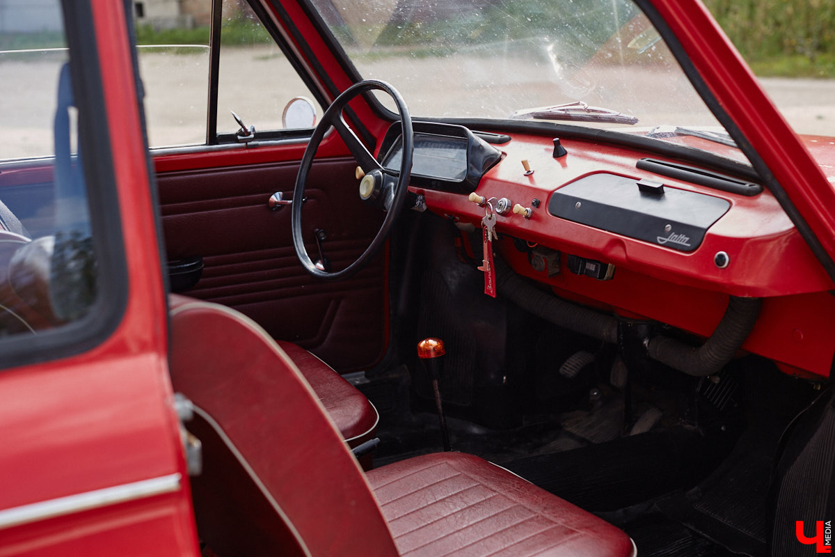 Артем Зинин коллекционирует советские запорожцы разных лет выпуска. Сейчас у него четыре легендарных автомобиля. Как минимум два из них он постоянно эксплуатирует. Длина пути не смущает: на малолитражках владимирец путешествовал в Крым, а в этом году доехал до Минска. И везде его машины с ревущим мотором в центре внимания.