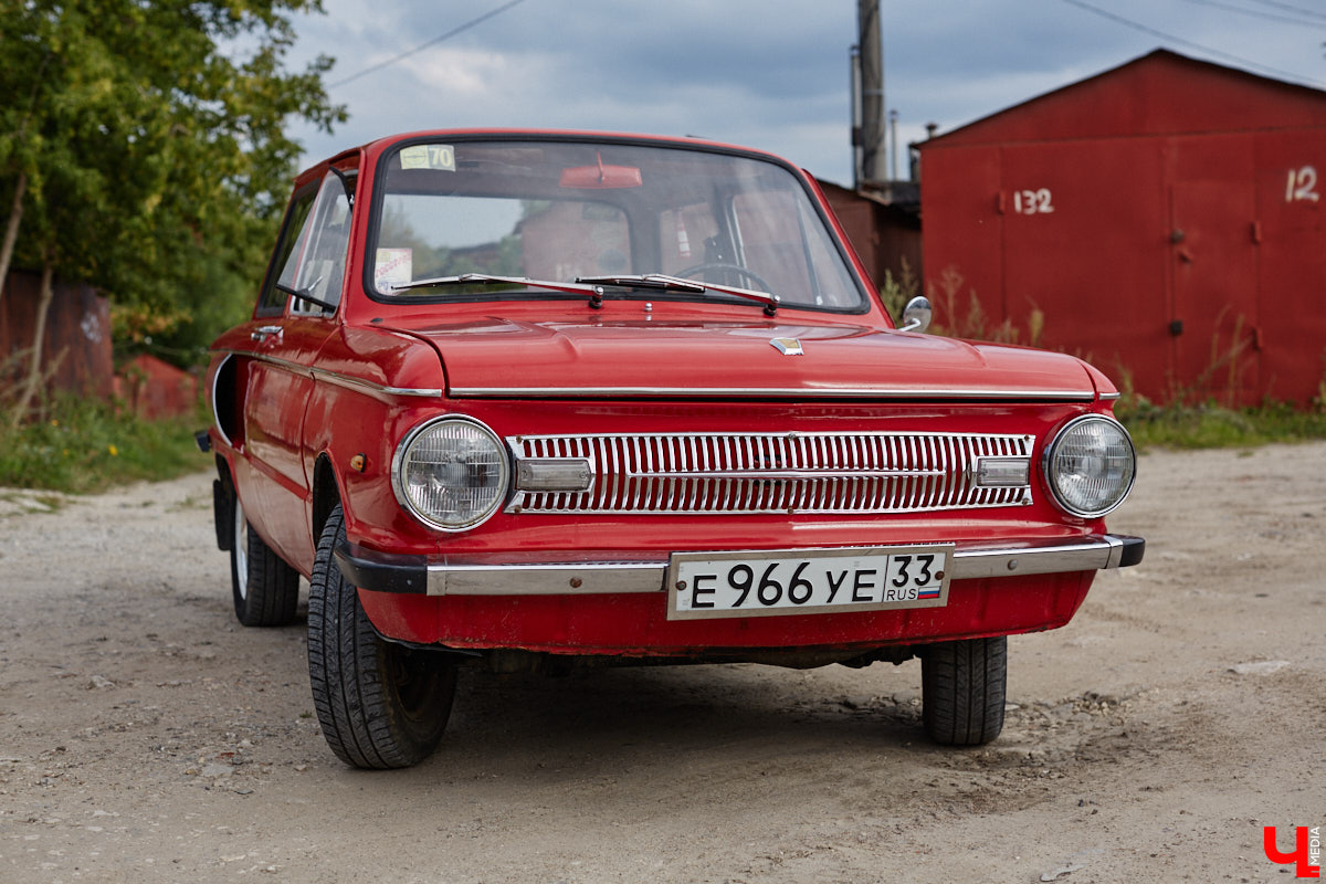 Артем Зинин коллекционирует советские запорожцы разных лет выпуска. Сейчас у него четыре легендарных автомобиля. Как минимум два из них он постоянно эксплуатирует. Длина пути не смущает: на малолитражках владимирец путешествовал в Крым, а в этом году доехал до Минска. И везде его машины с ревущим мотором в центре внимания.