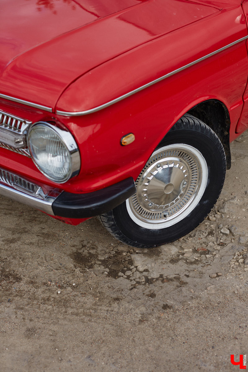 Артем Зинин коллекционирует советские запорожцы разных лет выпуска. Сейчас у него четыре легендарных автомобиля. Как минимум два из них он постоянно эксплуатирует. Длина пути не смущает: на малолитражках владимирец путешествовал в Крым, а в этом году доехал до Минска. И везде его машины с ревущим мотором в центре внимания.