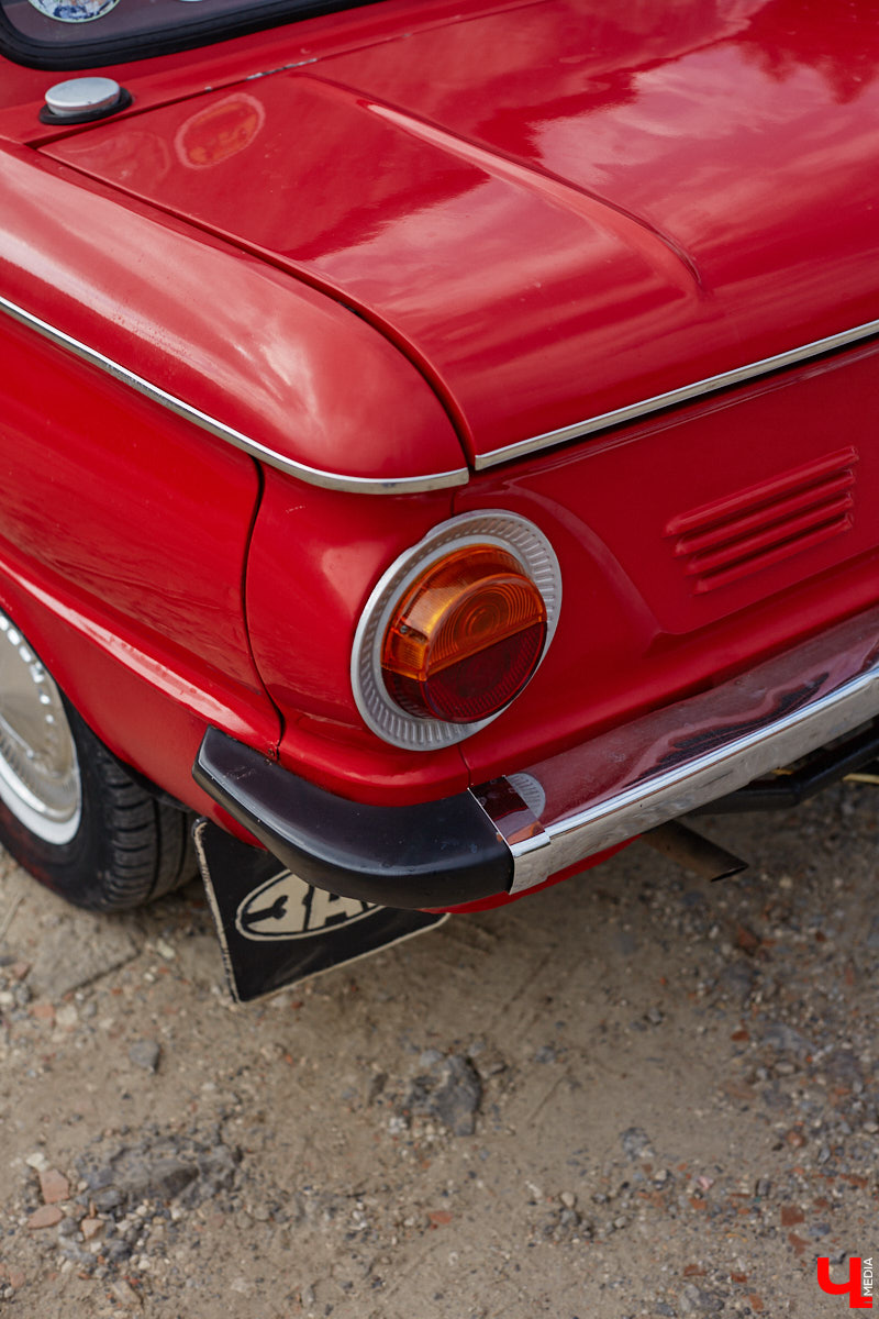 Артем Зинин коллекционирует советские запорожцы разных лет выпуска. Сейчас у него четыре легендарных автомобиля. Как минимум два из них он постоянно эксплуатирует. Длина пути не смущает: на малолитражках владимирец путешествовал в Крым, а в этом году доехал до Минска. И везде его машины с ревущим мотором в центре внимания.