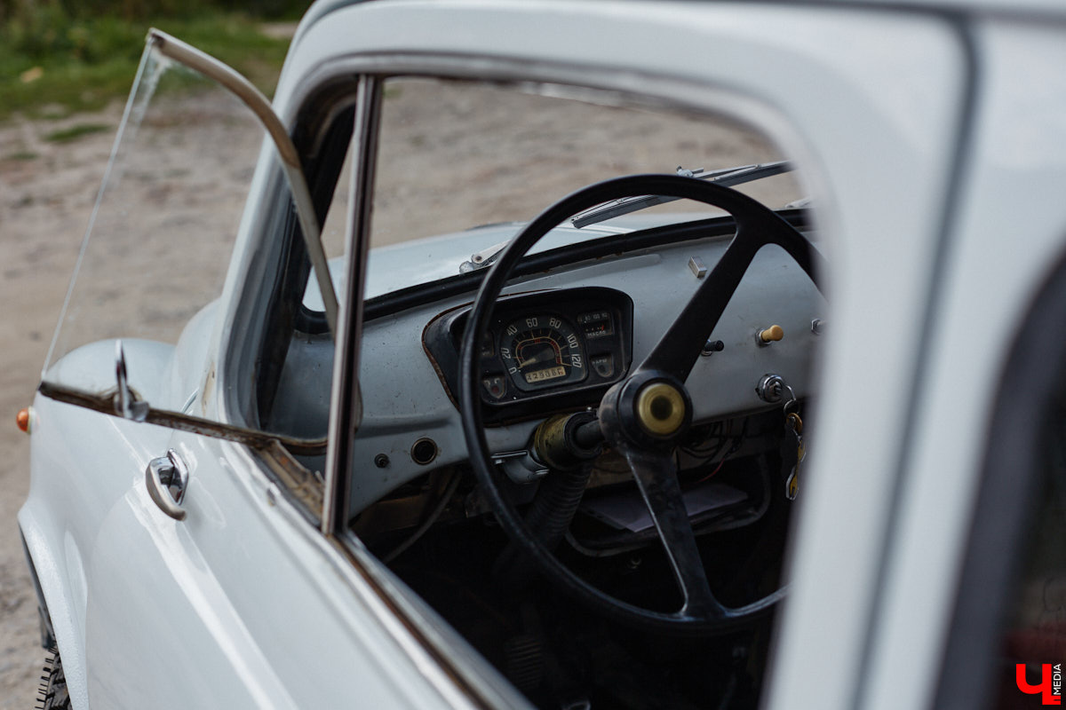 Артем Зинин коллекционирует советские запорожцы разных лет выпуска. Сейчас у него четыре легендарных автомобиля. Как минимум два из них он постоянно эксплуатирует. Длина пути не смущает: на малолитражках владимирец путешествовал в Крым, а в этом году доехал до Минска. И везде его машины с ревущим мотором в центре внимания.