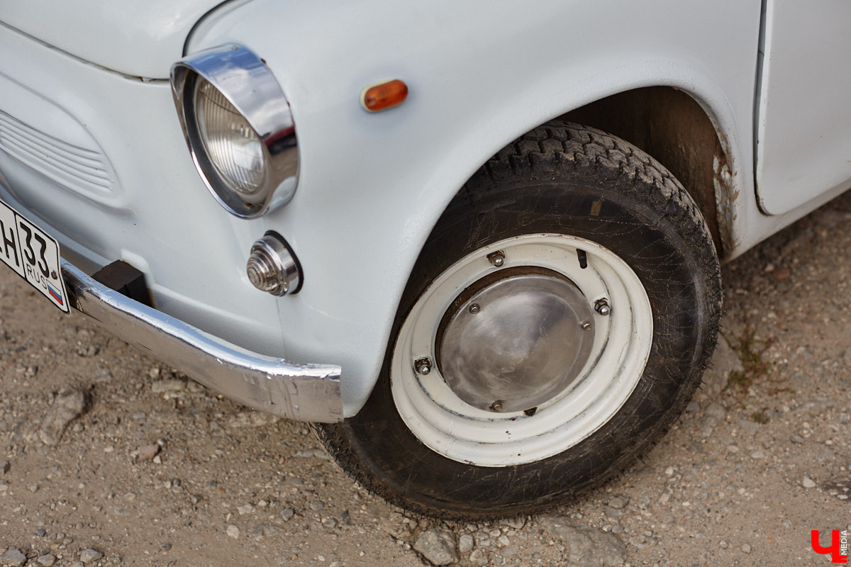 Артем Зинин коллекционирует советские запорожцы разных лет выпуска. Сейчас у него четыре легендарных автомобиля. Как минимум два из них он постоянно эксплуатирует. Длина пути не смущает: на малолитражках владимирец путешествовал в Крым, а в этом году доехал до Минска. И везде его машины с ревущим мотором в центре внимания.