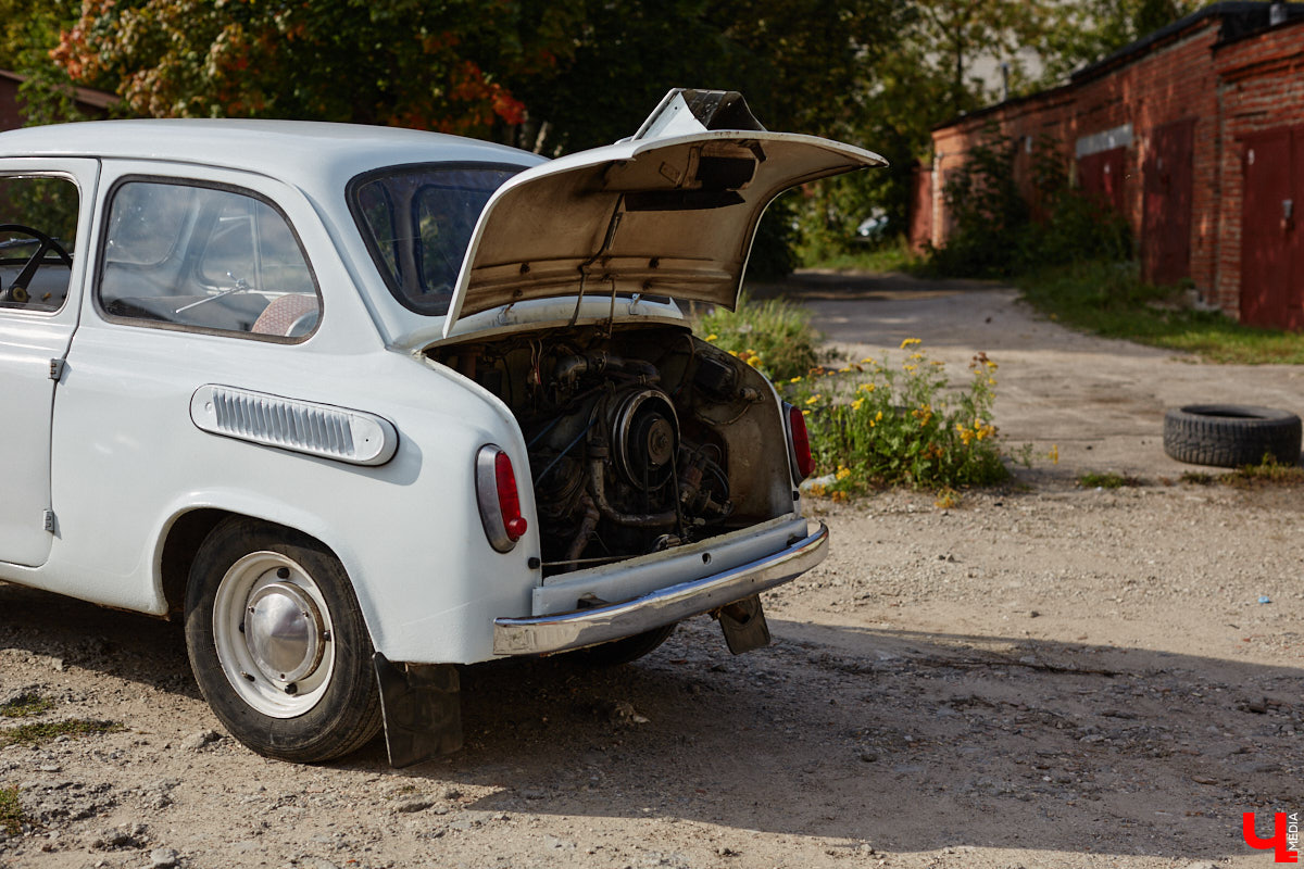 Артем Зинин коллекционирует советские запорожцы разных лет выпуска. Сейчас у него четыре легендарных автомобиля. Как минимум два из них он постоянно эксплуатирует. Длина пути не смущает: на малолитражках владимирец путешествовал в Крым, а в этом году доехал до Минска. И везде его машины с ревущим мотором в центре внимания.