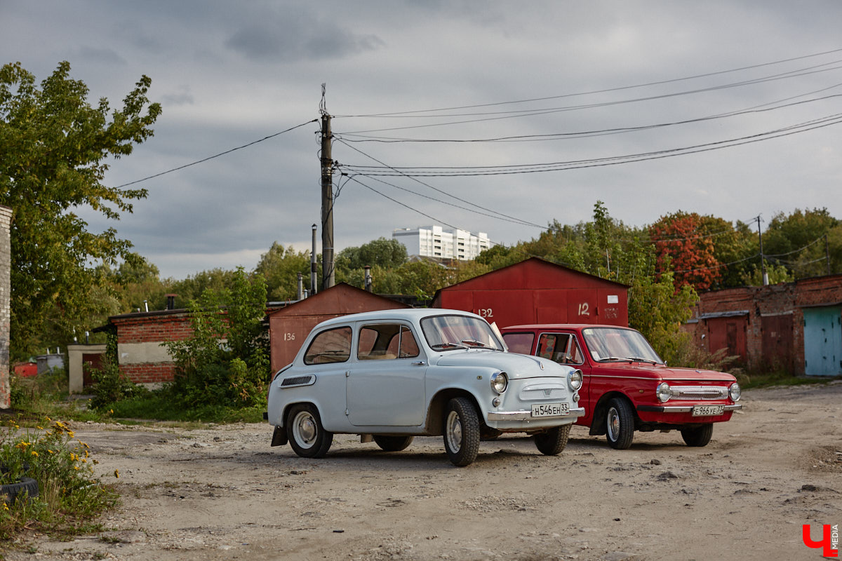 Артем Зинин коллекционирует советские запорожцы разных лет выпуска. Сейчас у него четыре легендарных автомобиля. Как минимум два из них он постоянно эксплуатирует. Длина пути не смущает: на малолитражках владимирец путешествовал в Крым, а в этом году доехал до Минска. И везде его машины с ревущим мотором в центре внимания.