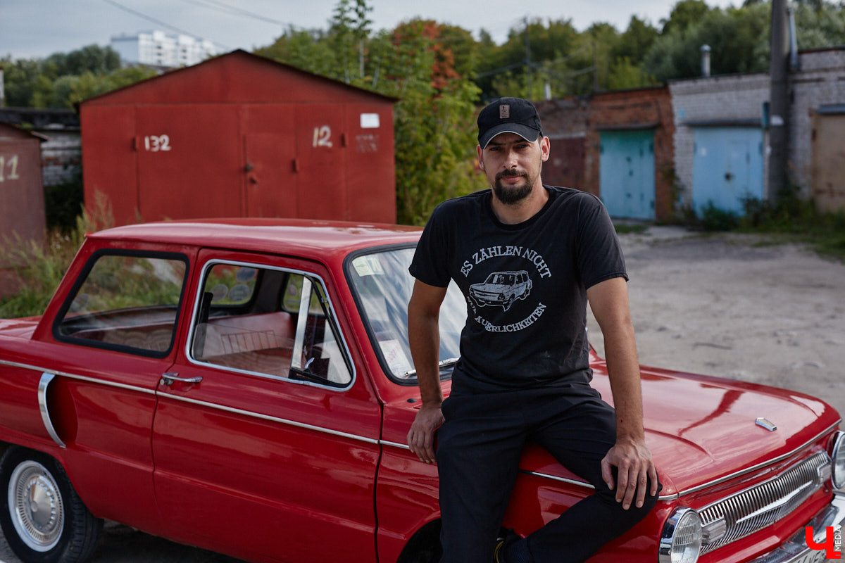 Артем Зинин коллекционирует советские запорожцы разных лет выпуска. Сейчас у него четыре легендарных автомобиля. Как минимум два из них он постоянно эксплуатирует. Длина пути не смущает: на малолитражках владимирец путешествовал в Крым, а в этом году доехал до Минска. И везде его машины с ревущим мотором в центре внимания.