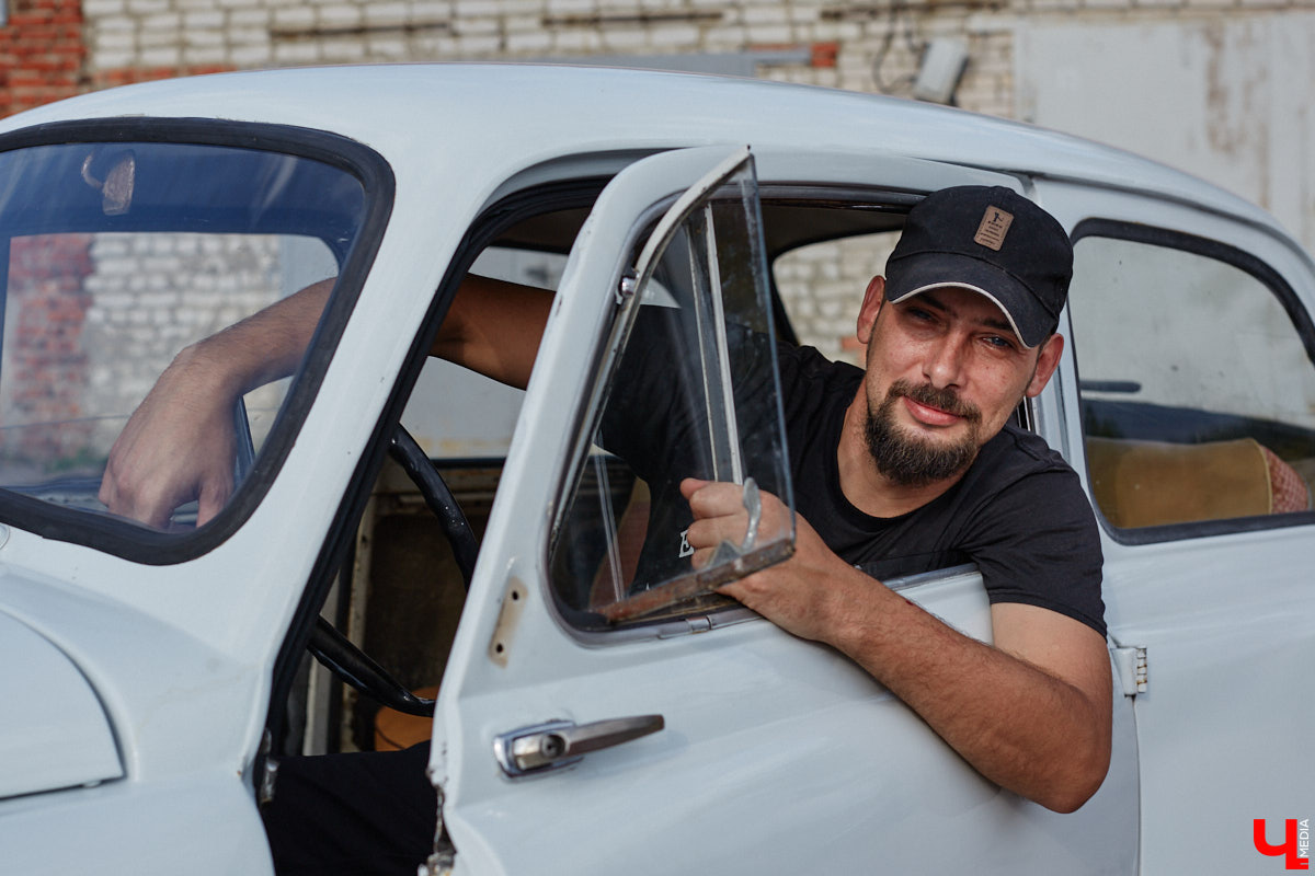 Артем Зинин коллекционирует советские запорожцы разных лет выпуска. Сейчас у него четыре легендарных автомобиля. Как минимум два из них он постоянно эксплуатирует. Длина пути не смущает: на малолитражках владимирец путешествовал в Крым, а в этом году доехал до Минска. И везде его машины с ревущим мотором в центре внимания.