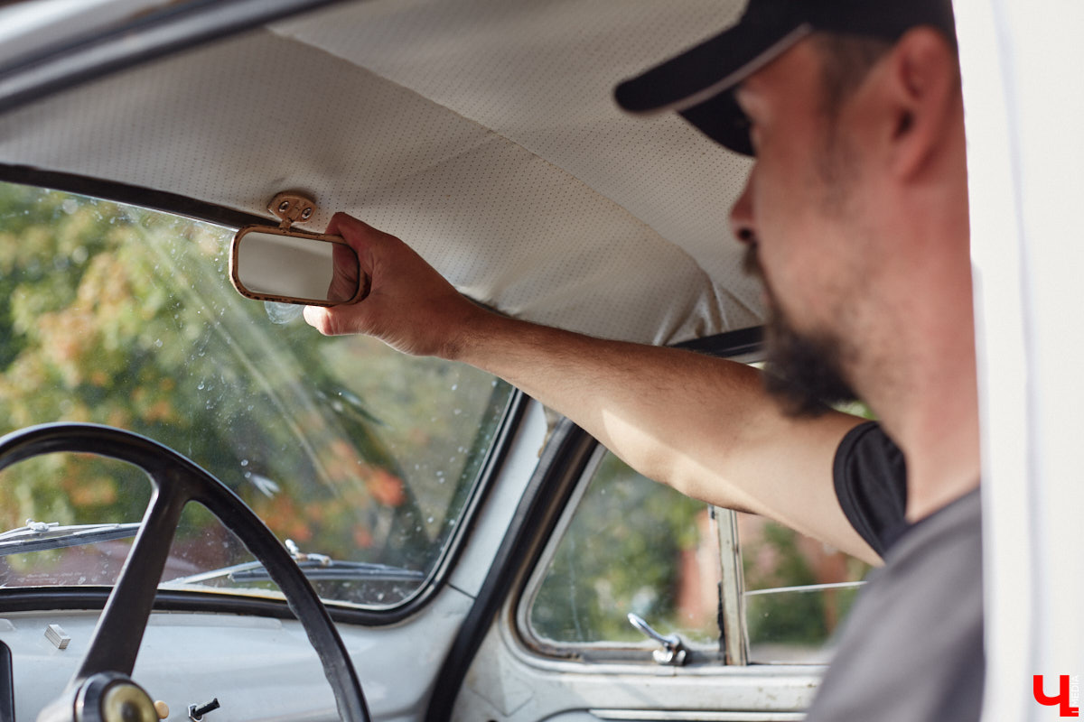 Артем Зинин коллекционирует советские запорожцы разных лет выпуска. Сейчас у него четыре легендарных автомобиля. Как минимум два из них он постоянно эксплуатирует. Длина пути не смущает: на малолитражках владимирец путешествовал в Крым, а в этом году доехал до Минска. И везде его машины с ревущим мотором в центре внимания.