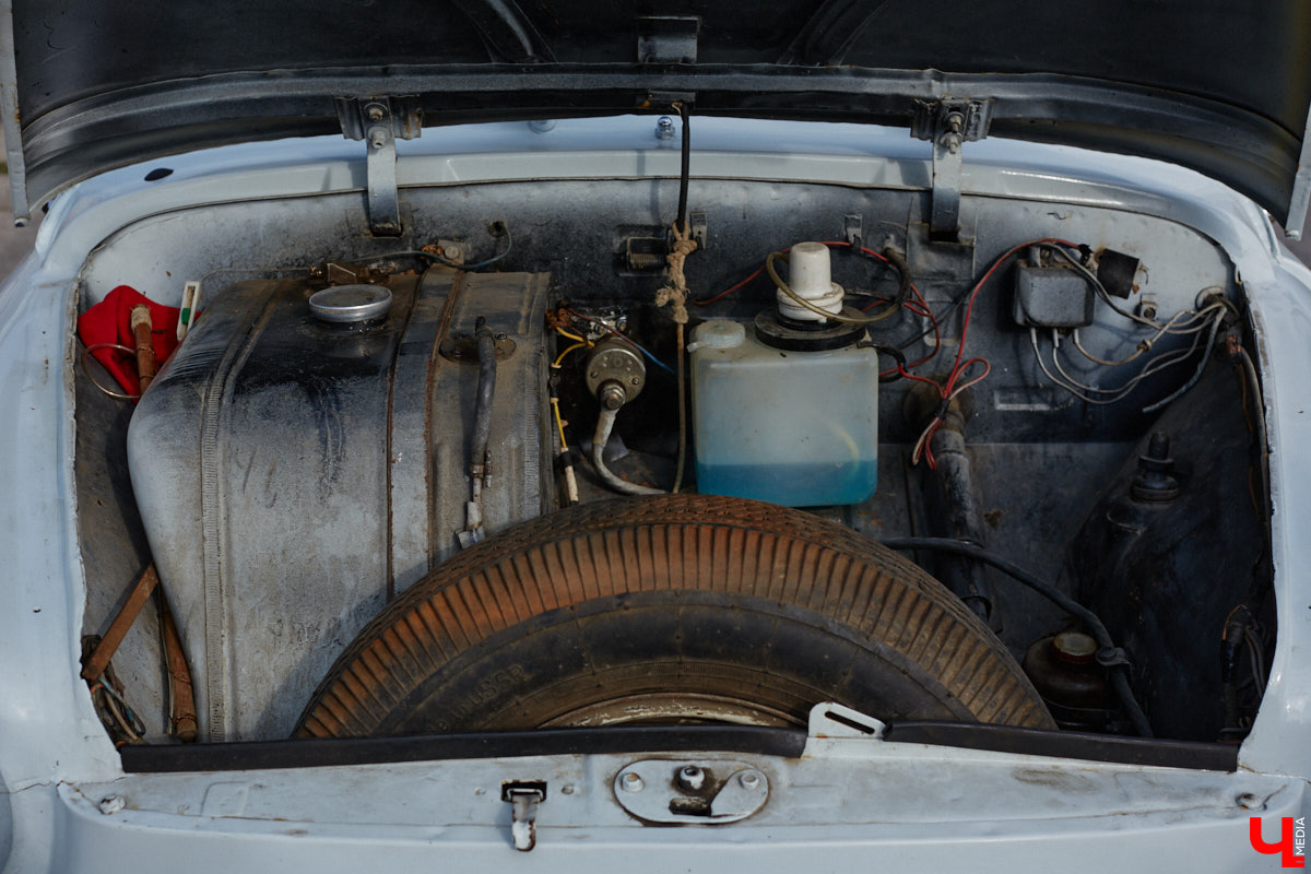 Артем Зинин коллекционирует советские запорожцы разных лет выпуска. Сейчас у него четыре легендарных автомобиля. Как минимум два из них он постоянно эксплуатирует. Длина пути не смущает: на малолитражках владимирец путешествовал в Крым, а в этом году доехал до Минска. И везде его машины с ревущим мотором в центре внимания.