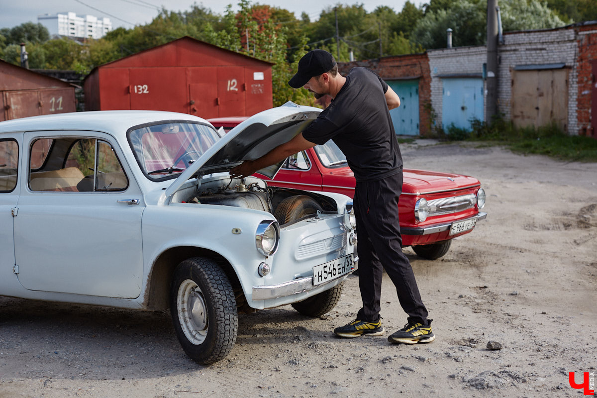 Артем Зинин коллекционирует советские запорожцы разных лет выпуска. Сейчас у него четыре легендарных автомобиля. Как минимум два из них он постоянно эксплуатирует. Длина пути не смущает: на малолитражках владимирец путешествовал в Крым, а в этом году доехал до Минска. И везде его машины с ревущим мотором в центре внимания.