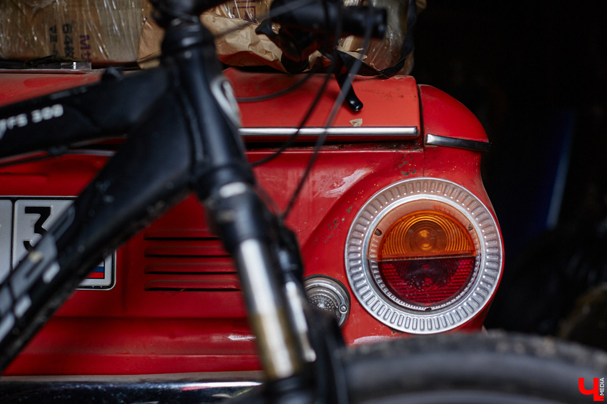 Артем Зинин коллекционирует советские запорожцы разных лет выпуска. Сейчас у него четыре легендарных автомобиля. Как минимум два из них он постоянно эксплуатирует. Длина пути не смущает: на малолитражках владимирец путешествовал в Крым, а в этом году доехал до Минска. И везде его машины с ревущим мотором в центре внимания.