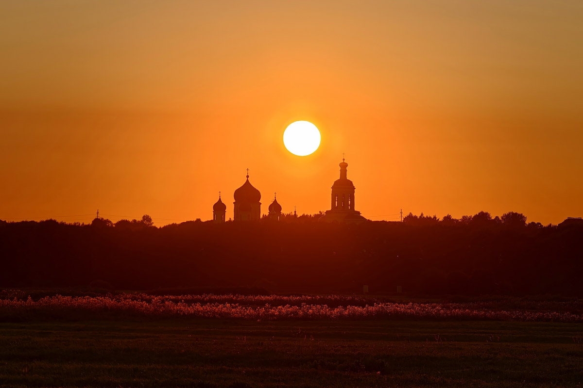 Небеса умеют удивлять! Чего только стоит полярное сияние, временами окрашивающее купол над головой в Ковровском районе. В конце лета жители области также могли наблюдать несколько чарующих явлений — самые интересные «Ключ-Медиа» осветил в обзоре.
