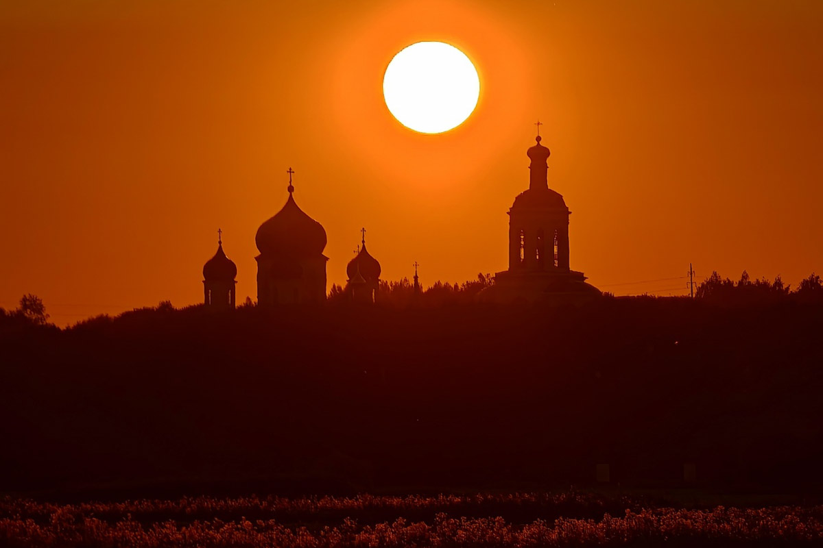 Небеса умеют удивлять! Чего только стоит полярное сияние, временами окрашивающее купол над головой в Ковровском районе. В конце лета жители области также могли наблюдать несколько чарующих явлений — самые интересные «Ключ-Медиа» осветил в обзоре.
