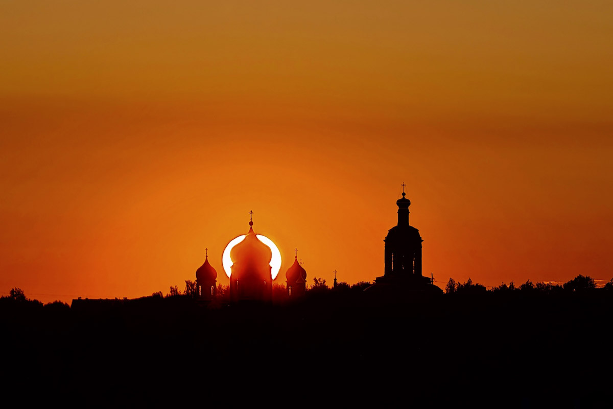 Небеса умеют удивлять! Чего только стоит полярное сияние, временами окрашивающее купол над головой в Ковровском районе. В конце лета жители области также могли наблюдать несколько чарующих явлений — самые интересные «Ключ-Медиа» осветил в обзоре.