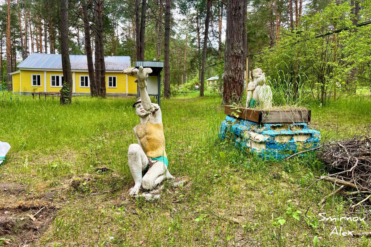 На счету у местного индустриального туриста Алексея Смирнова масса исследованных мест. Есть среди них и заброшенные пионерлагеря Владимирской области. Нашему герою удалось пройтись по территориям, где еще стоят скульптурные композиции, напоминающие о беззаботном лете.