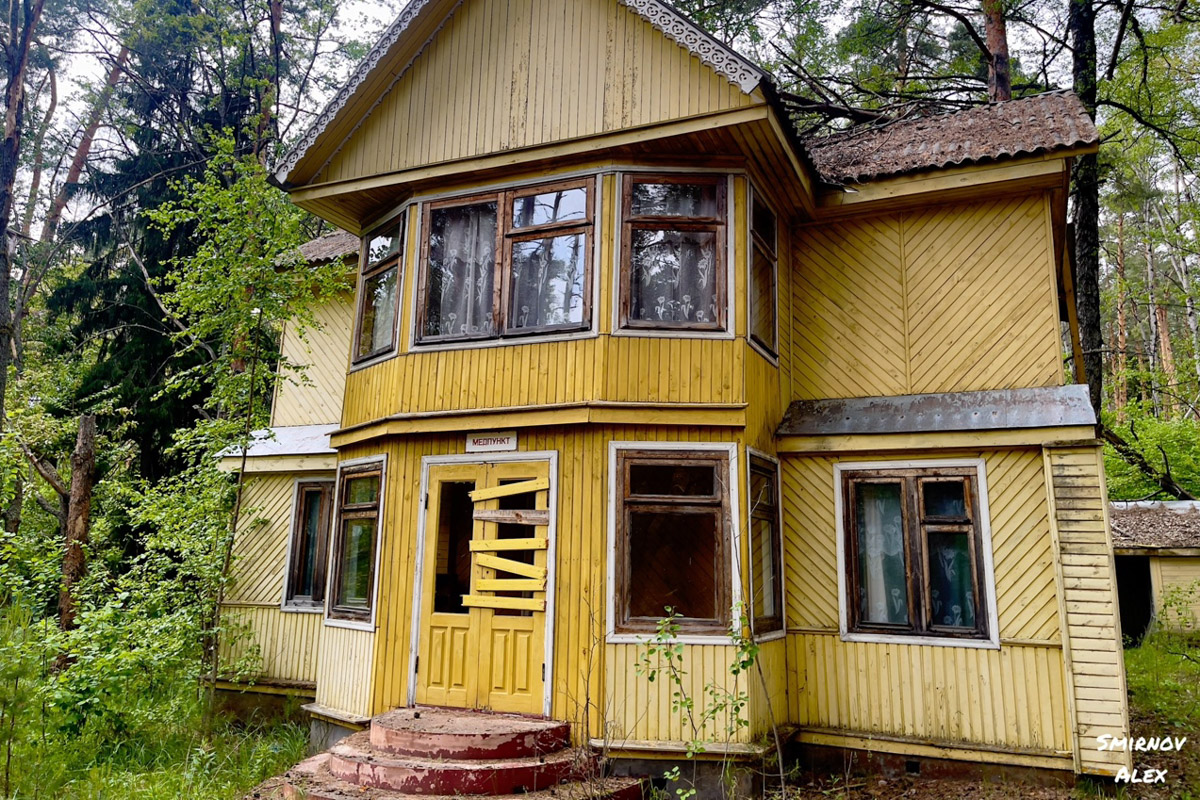 На счету у местного индустриального туриста Алексея Смирнова масса исследованных мест. Есть среди них и заброшенные пионерлагеря Владимирской области. Нашему герою удалось пройтись по территориям, где еще стоят скульптурные композиции, напоминающие о беззаботном лете.