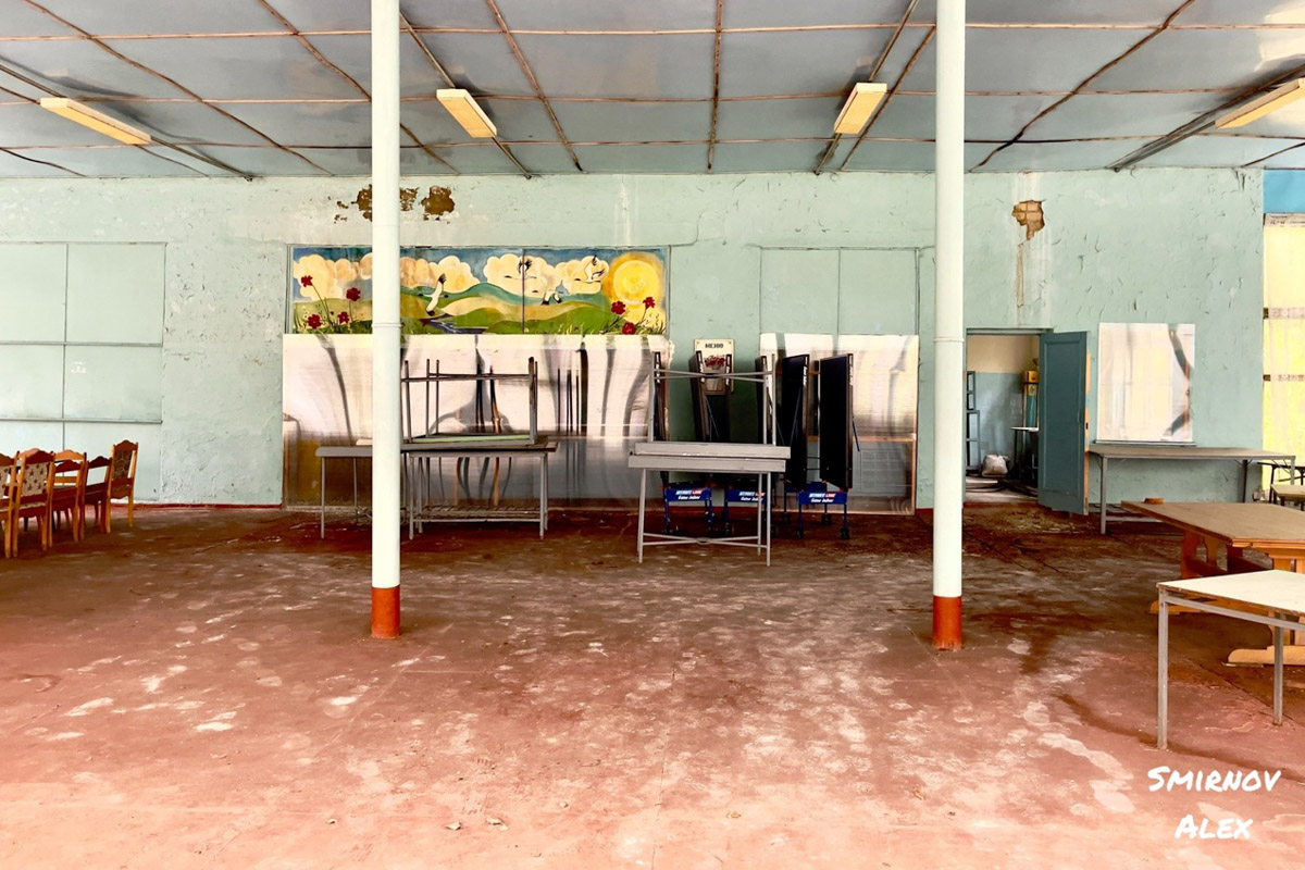 На счету у местного индустриального туриста Алексея Смирнова масса исследованных мест. Есть среди них и заброшенные пионерлагеря Владимирской области. Нашему герою удалось пройтись по территориям, где еще стоят скульптурные композиции, напоминающие о беззаботном лете.