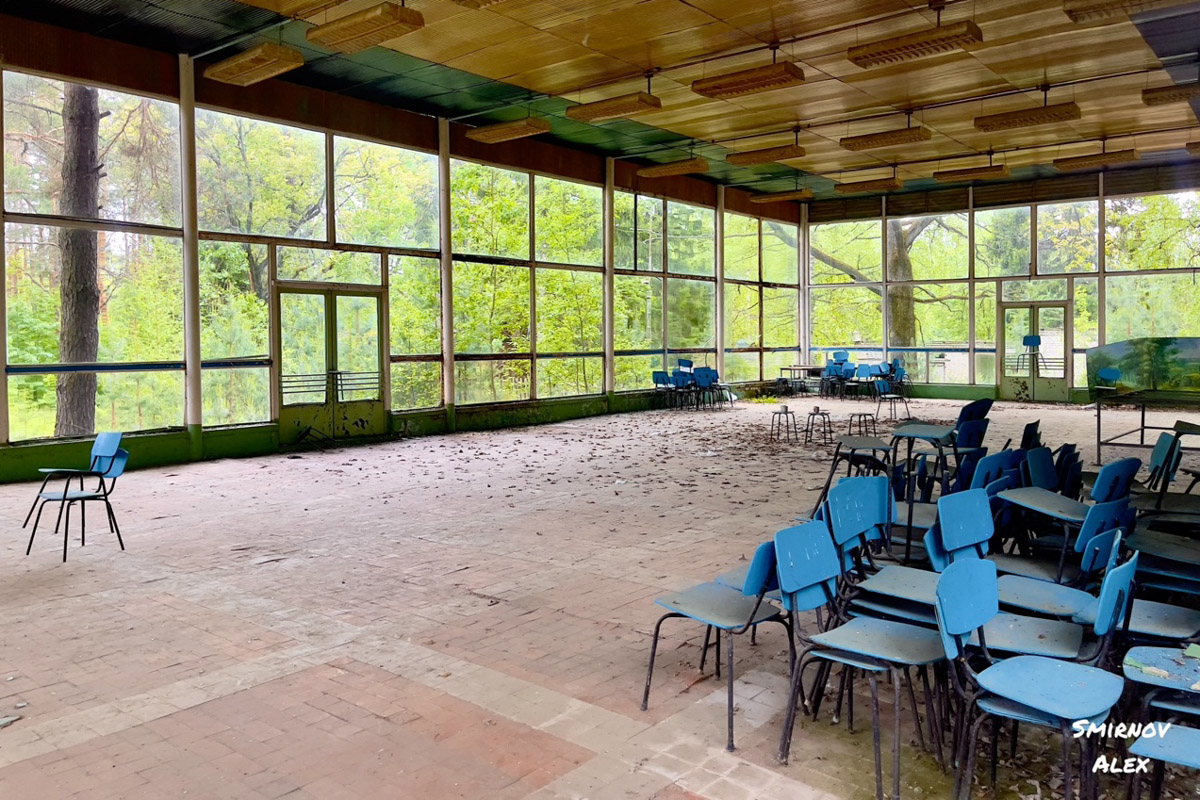 На счету у местного индустриального туриста Алексея Смирнова масса исследованных мест. Есть среди них и заброшенные пионерлагеря Владимирской области. Нашему герою удалось пройтись по территориям, где еще стоят скульптурные композиции, напоминающие о беззаботном лете.