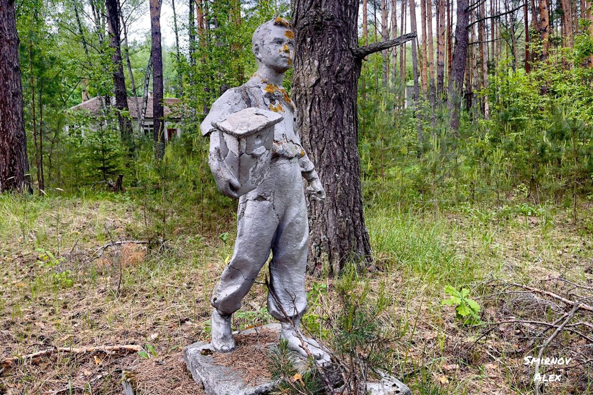 На счету у местного индустриального туриста Алексея Смирнова масса исследованных мест. Есть среди них и заброшенные пионерлагеря Владимирской области. Нашему герою удалось пройтись по территориям, где еще стоят скульптурные композиции, напоминающие о беззаботном лете.