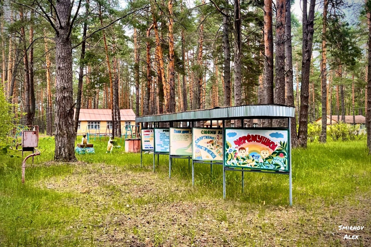 На счету у местного индустриального туриста Алексея Смирнова масса исследованных мест. Есть среди них и заброшенные пионерлагеря Владимирской области. Нашему герою удалось пройтись по территориям, где еще стоят скульптурные композиции, напоминающие о беззаботном лете.