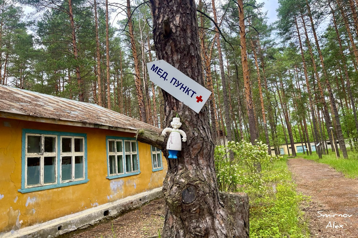 На счету у местного индустриального туриста Алексея Смирнова масса исследованных мест. Есть среди них и заброшенные пионерлагеря Владимирской области. Нашему герою удалось пройтись по территориям, где еще стоят скульптурные композиции, напоминающие о беззаботном лете.