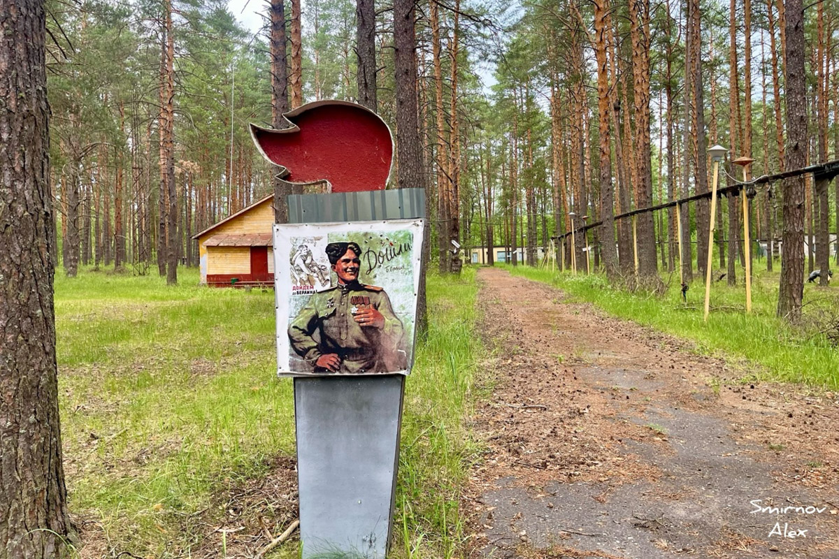 На счету у местного индустриального туриста Алексея Смирнова масса исследованных мест. Есть среди них и заброшенные пионерлагеря Владимирской области. Нашему герою удалось пройтись по территориям, где еще стоят скульптурные композиции, напоминающие о беззаботном лете.