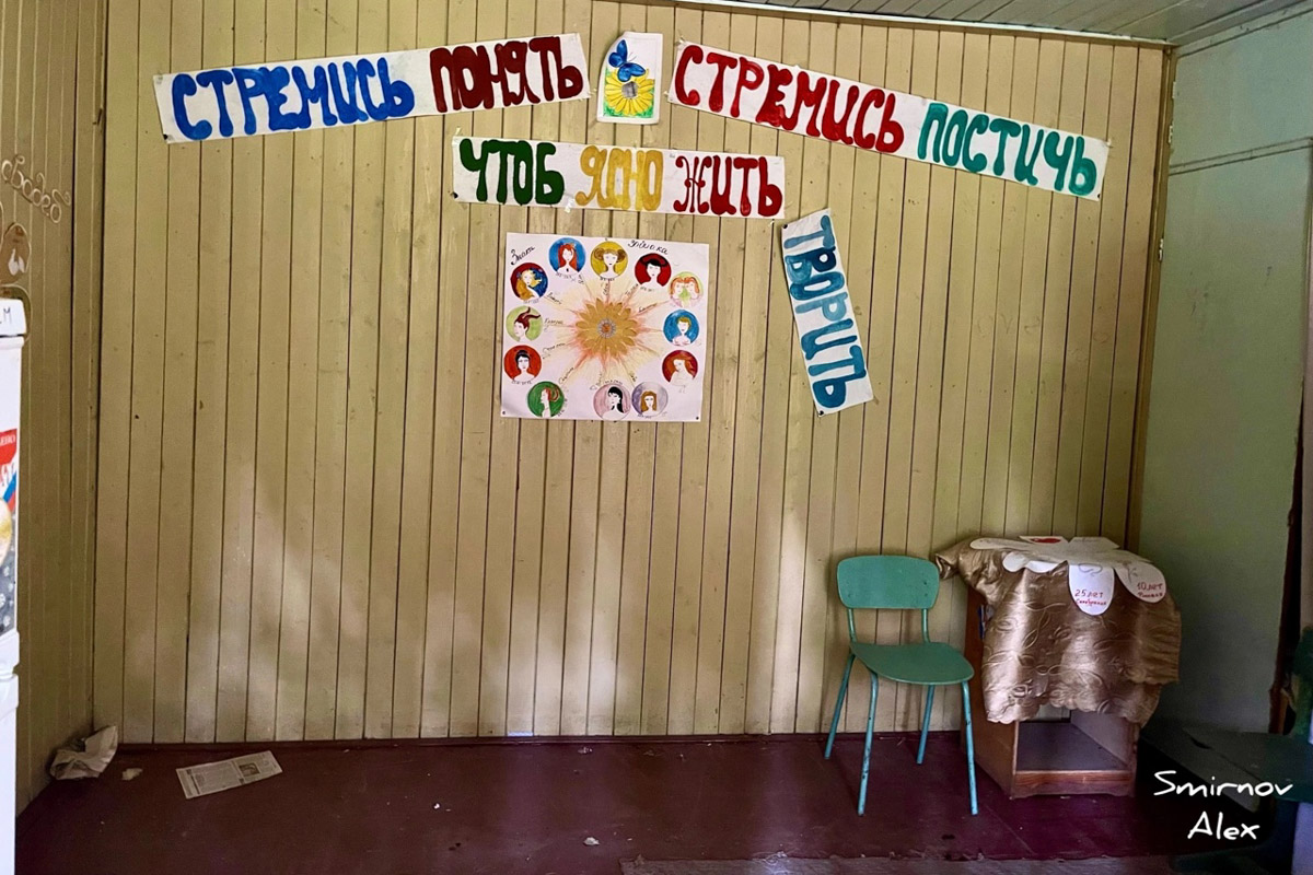 На счету у местного индустриального туриста Алексея Смирнова масса исследованных мест. Есть среди них и заброшенные пионерлагеря Владимирской области. Нашему герою удалось пройтись по территориям, где еще стоят скульптурные композиции, напоминающие о беззаботном лете.