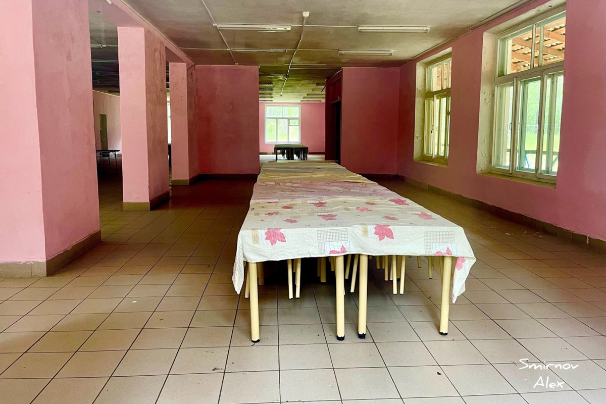 На счету у местного индустриального туриста Алексея Смирнова масса исследованных мест. Есть среди них и заброшенные пионерлагеря Владимирской области. Нашему герою удалось пройтись по территориям, где еще стоят скульптурные композиции, напоминающие о беззаботном лете.