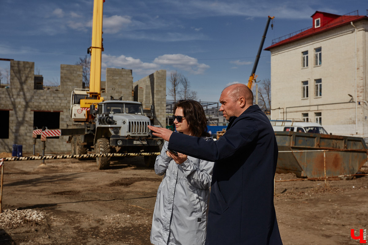 Владимирские улицы не перестают преображаться. В середине лета внешний вид улучшили сразу несколько зон отдыха. На них город, конечно, не остановился. К началу осени ожил еще ряд скверов, а некоторые точки притяжения поставили в режим ожидания.