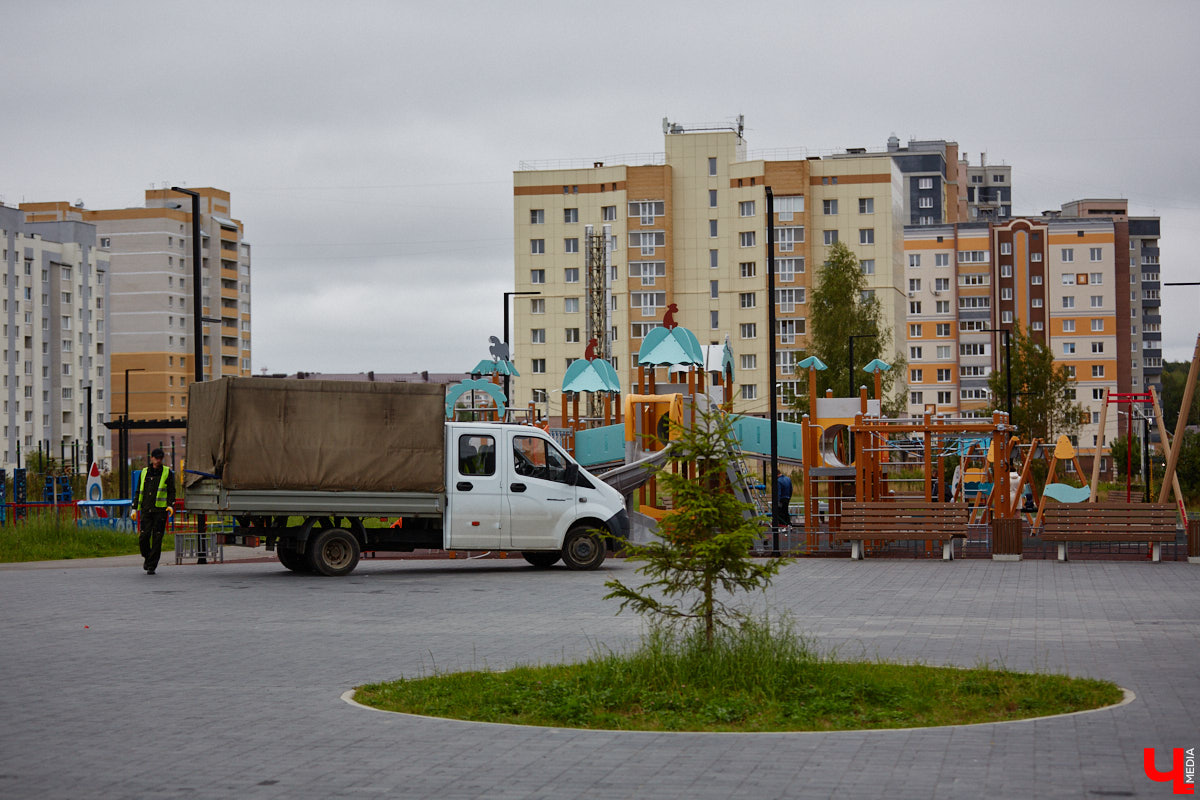 Владимирские улицы не перестают преображаться. В середине лета внешний вид улучшили сразу несколько зон отдыха. На них город, конечно, не остановился. К началу осени ожил еще ряд скверов, а некоторые точки притяжения поставили в режим ожидания.